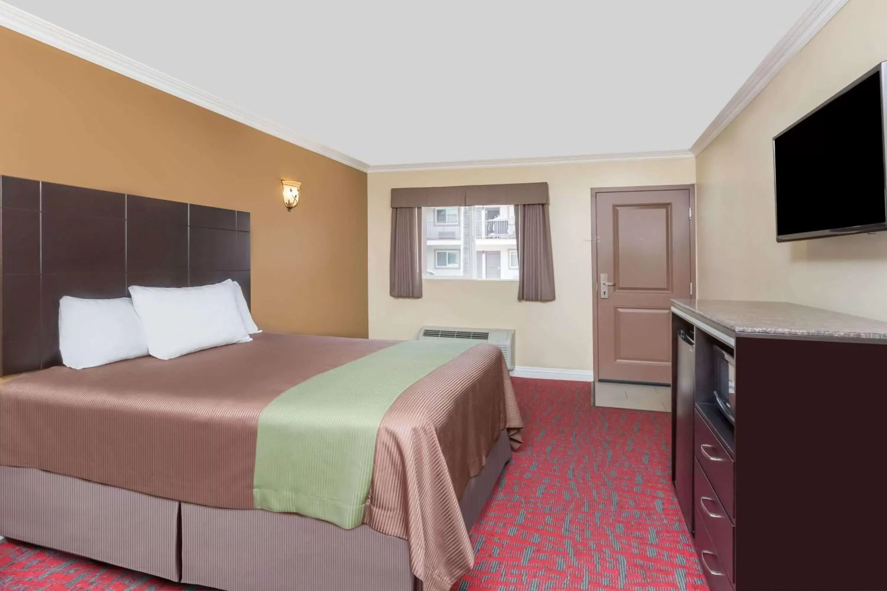 Photo of the whole room, Bed in Travelodge Inn & Suites by Wyndham Bell Los Angeles Area