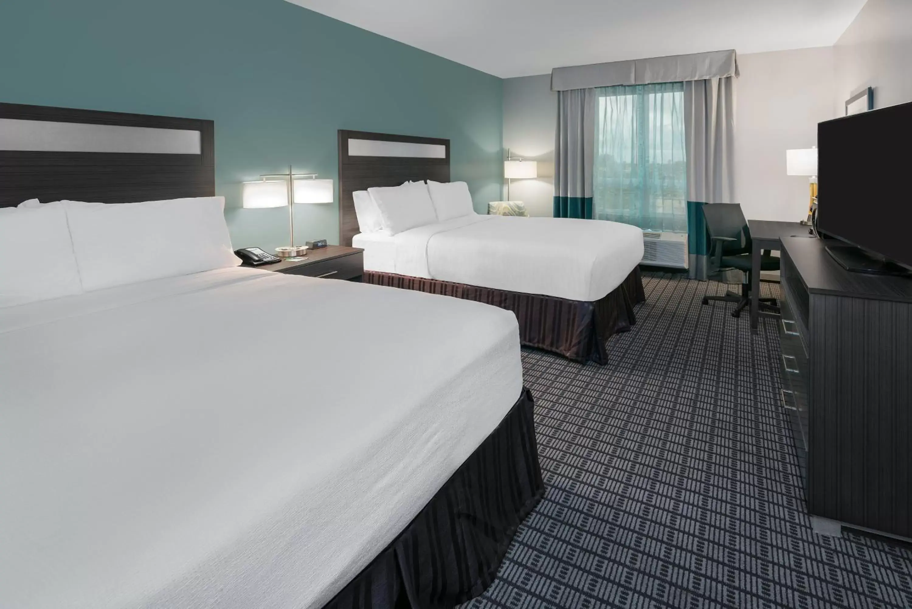 Photo of the whole room, Bed in Holiday Inn - Beaumont East-Medical Ctr Area, an IHG Hotel