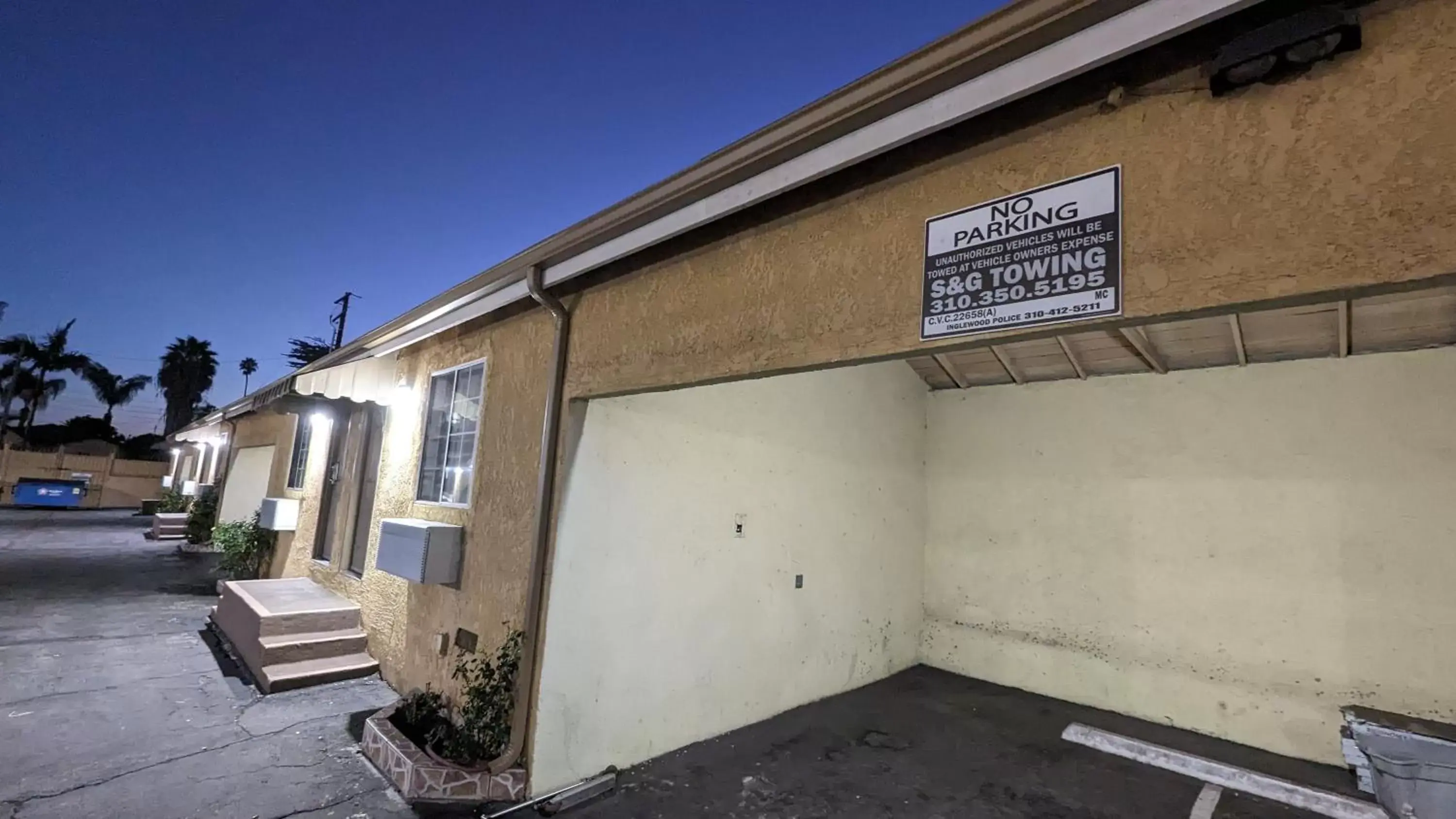 Property Building in Airport Motel - Inglewood