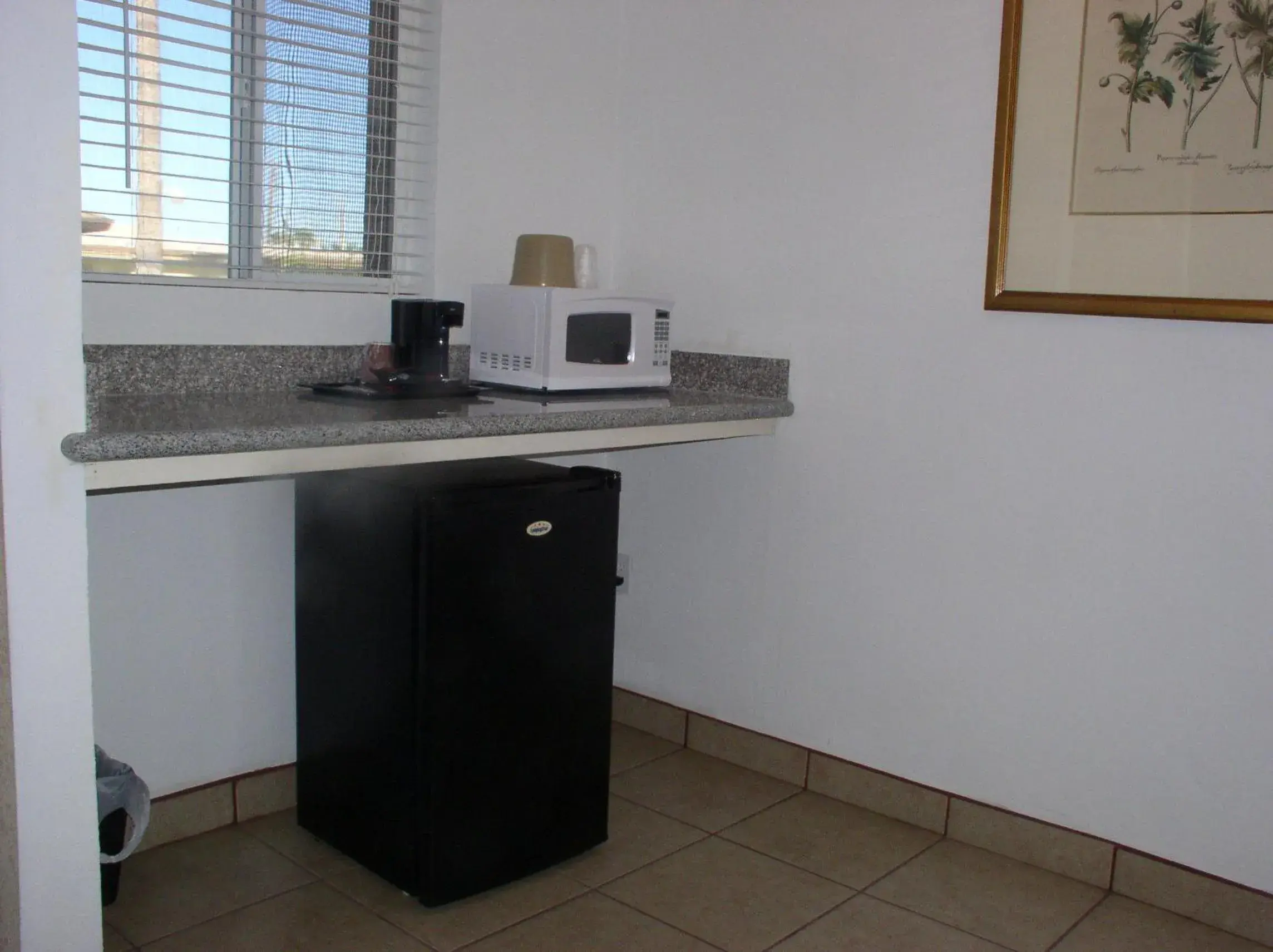 Kitchen or kitchenette, Kitchen/Kitchenette in American Executive Inn Mesa