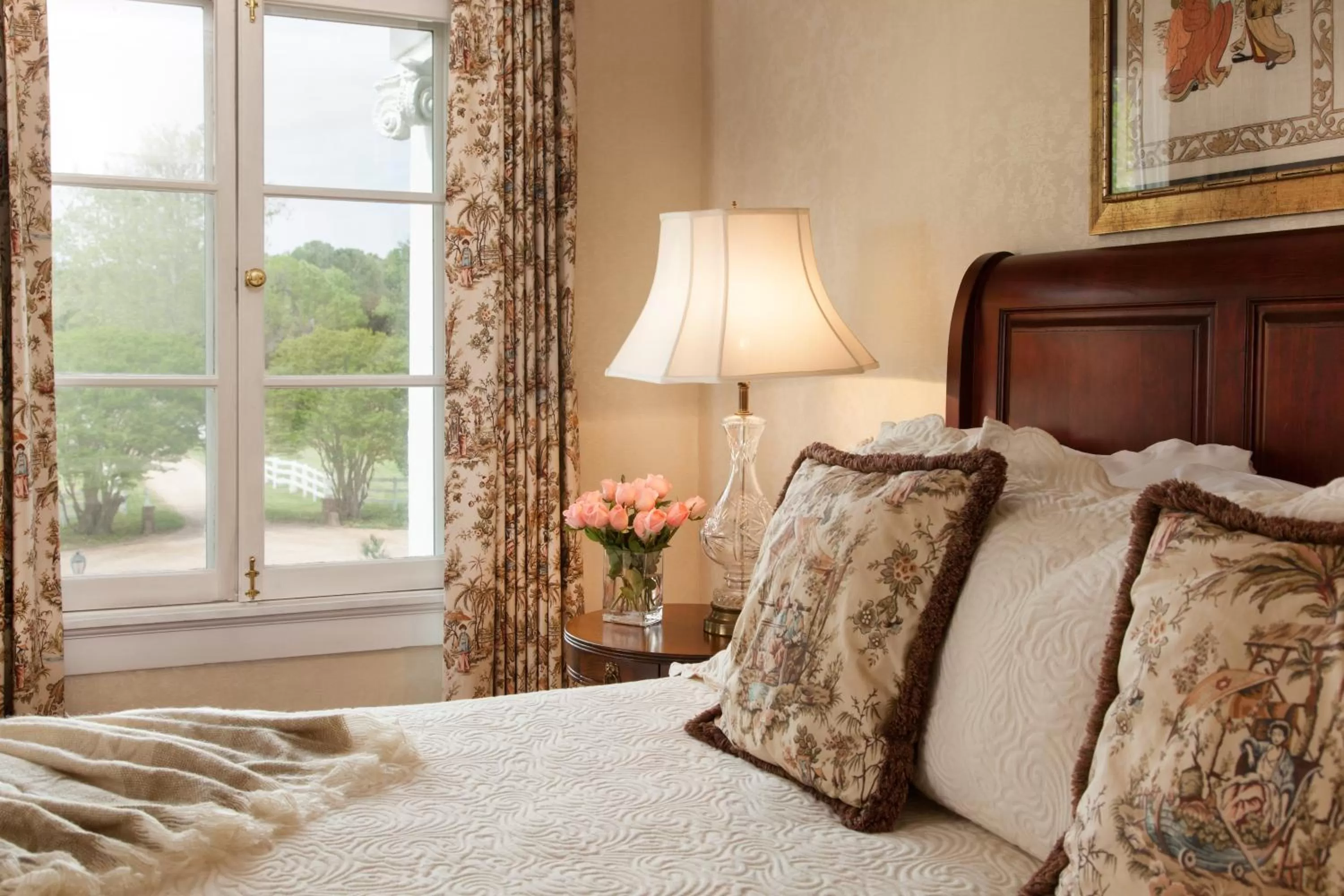 Bed in Inn at Warner Hall