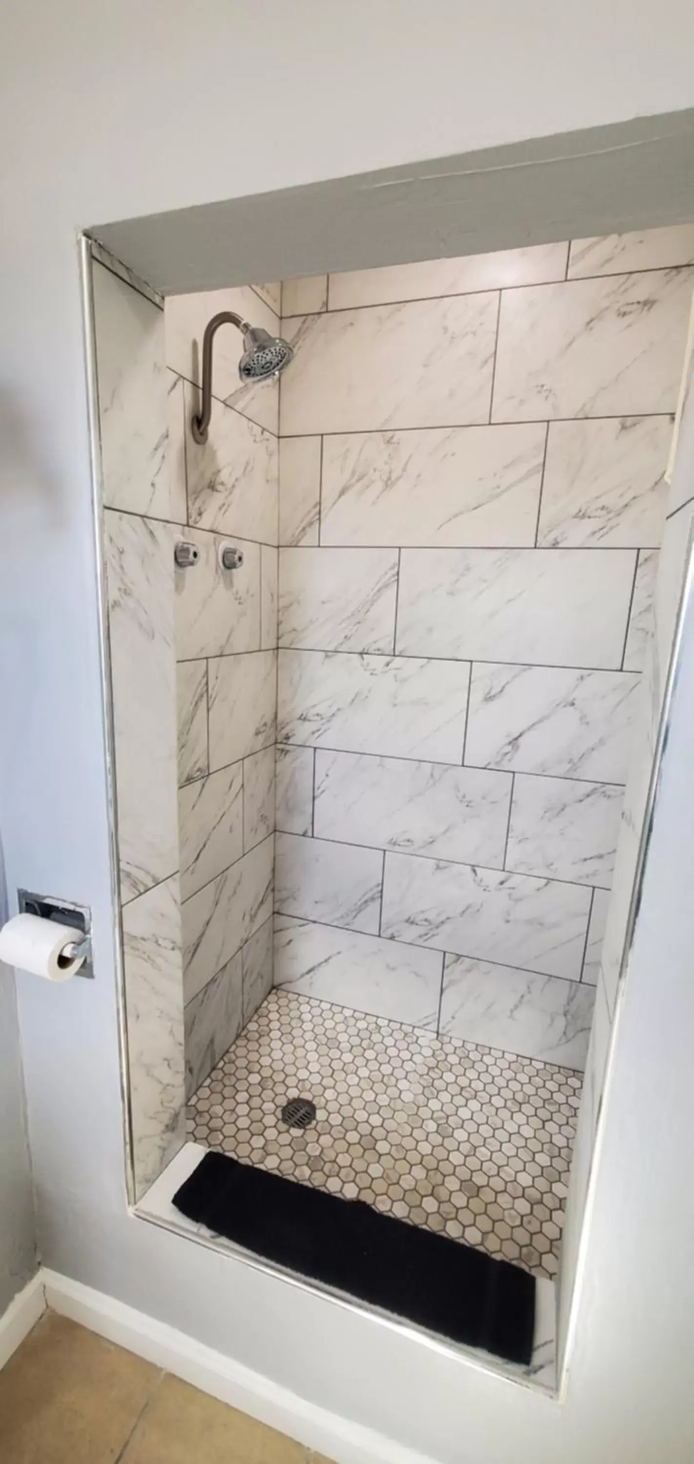 Shower, Bathroom in Travelers Inn