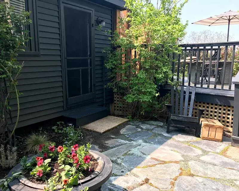 Patio in Locust & Starr Inn