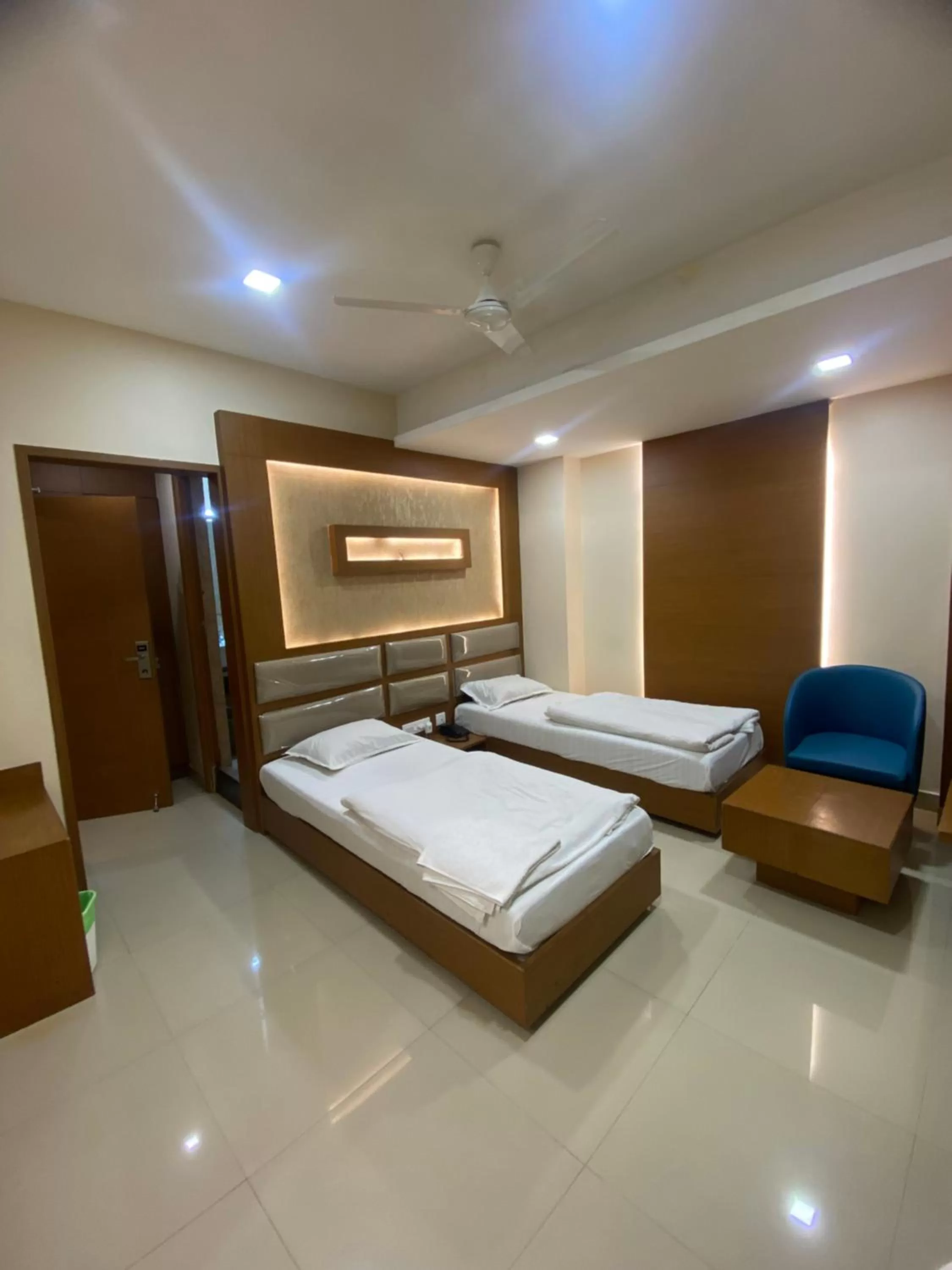 Bedroom, Bed in Greens Suite - Business Class Hotel - Opposite Ripon Building