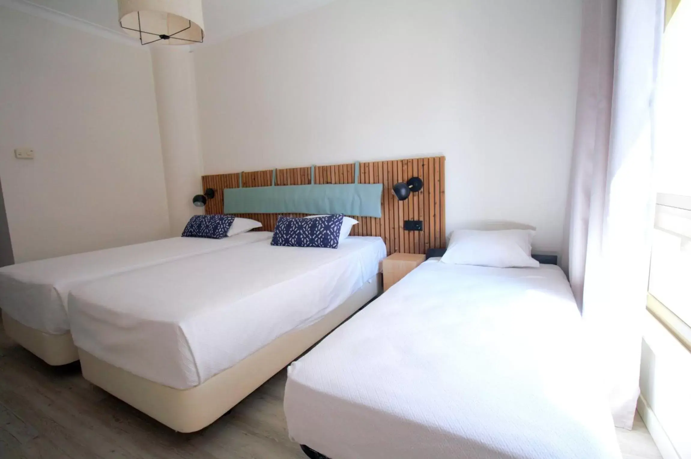 Bed in WOT Costa da Caparica