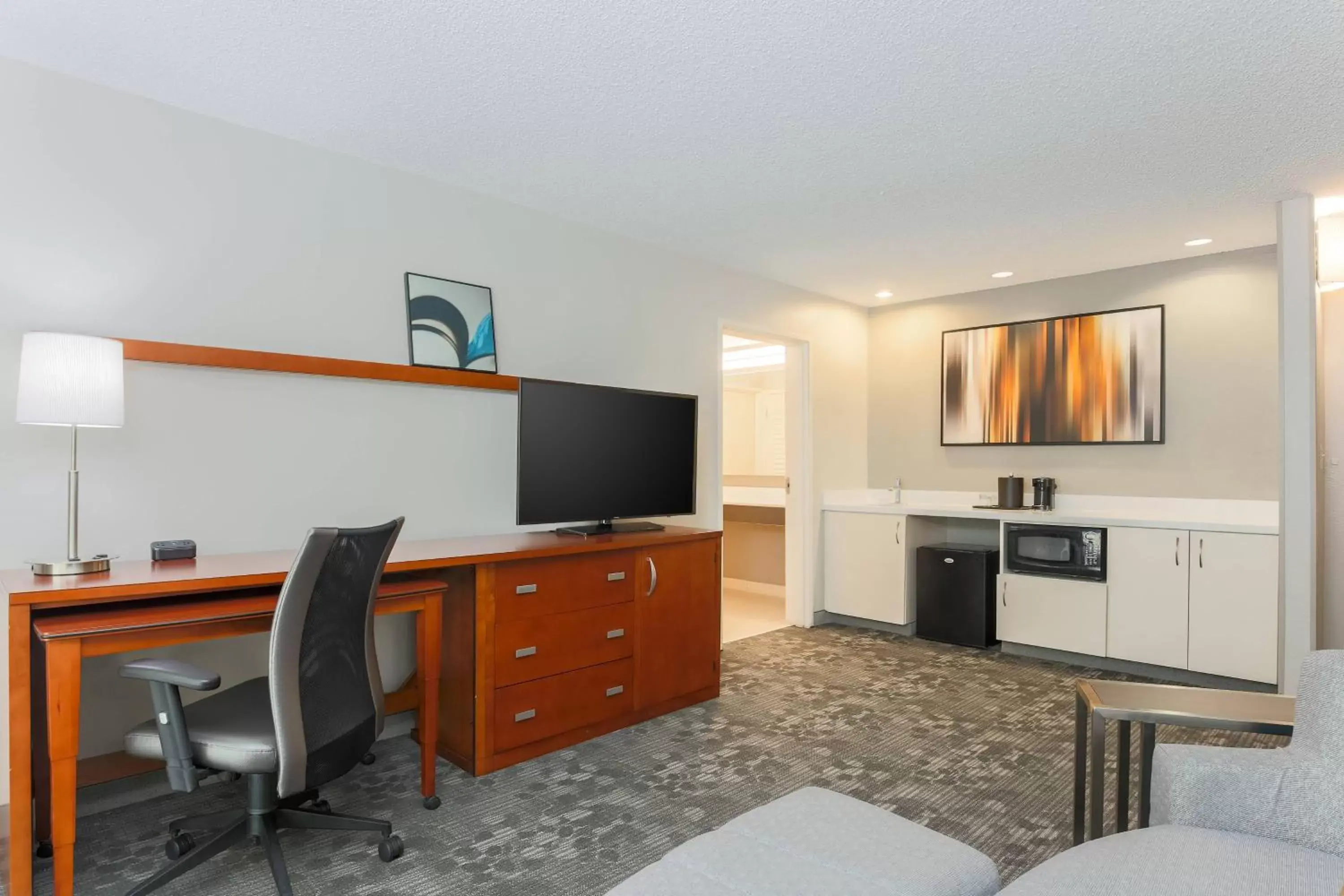 Photo of the whole room, TV/Entertainment Center in Courtyard by Marriott Monroe Airport