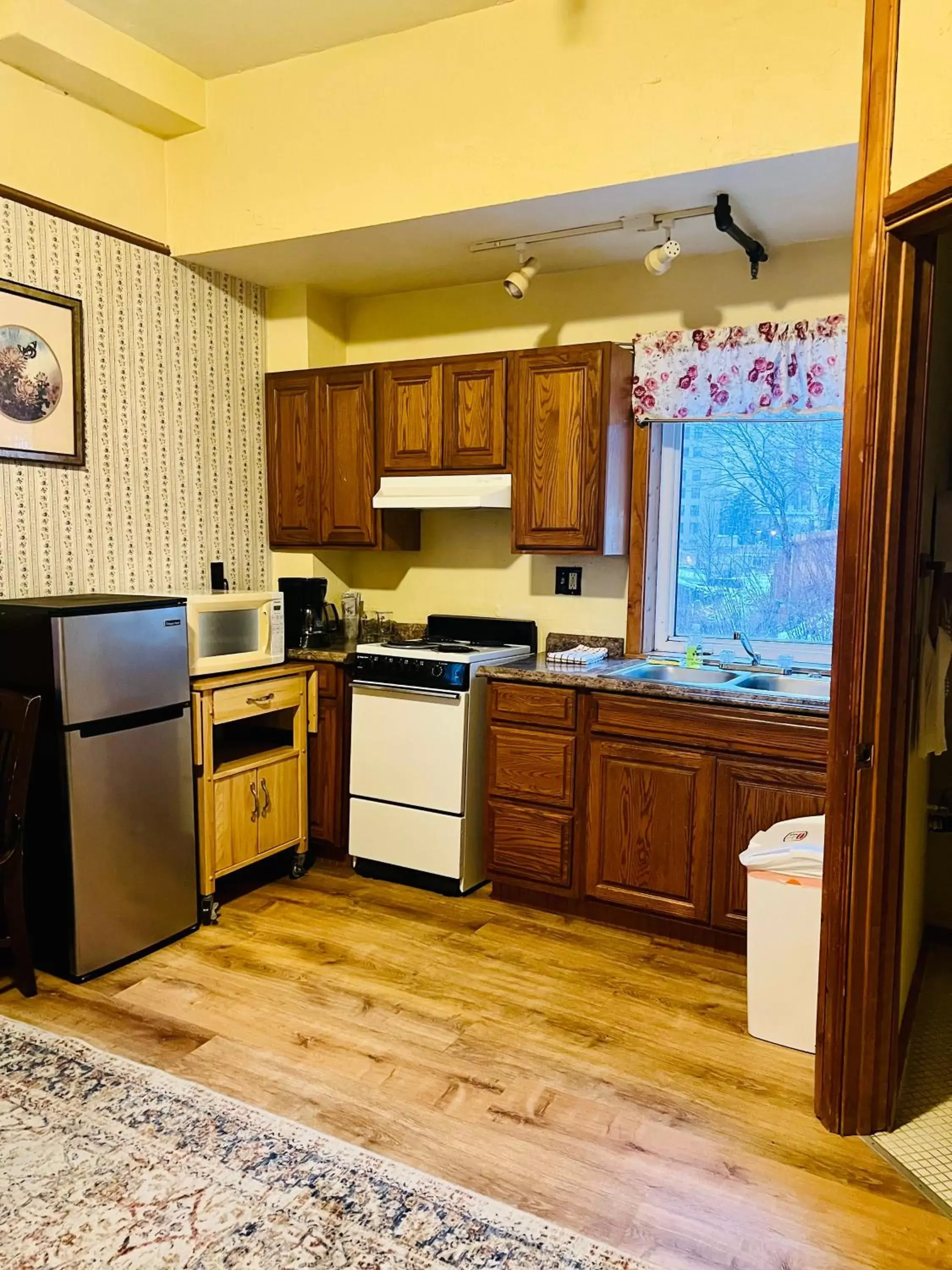 TV and multimedia, Kitchen/Kitchenette in Alaskan Hotel and Bar