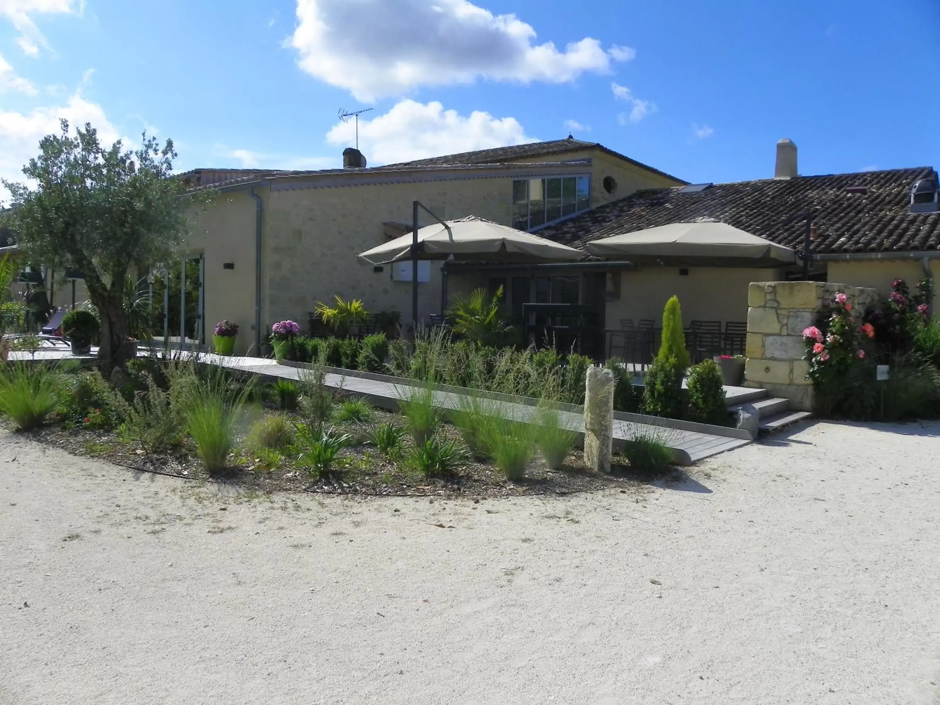 Patio, Property Building in Logis- Hôtel Spa Restaurant l'Epicurial