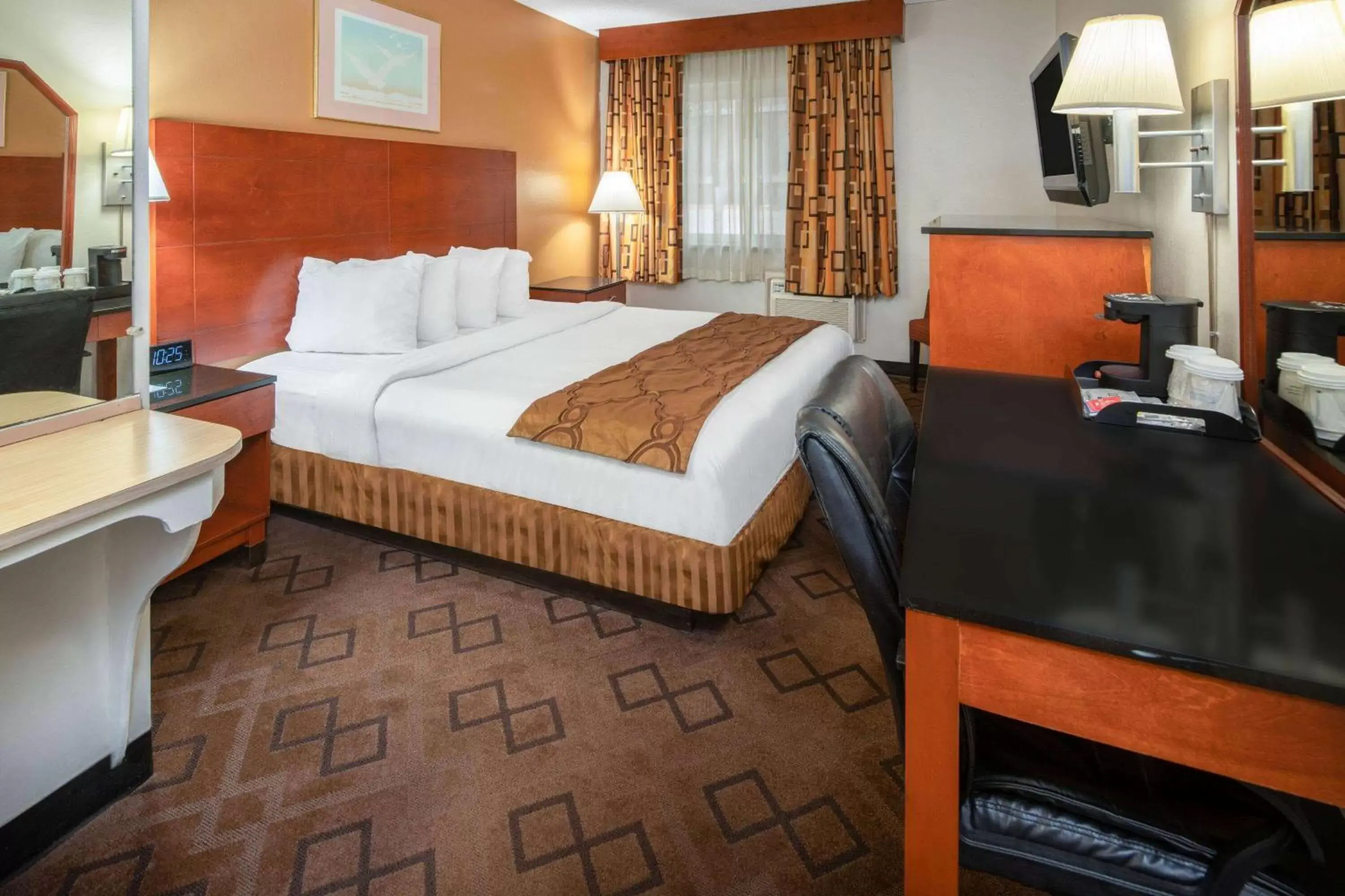 Photo of the whole room, Bed in Travelodge by Wyndham Burbank-Glendale