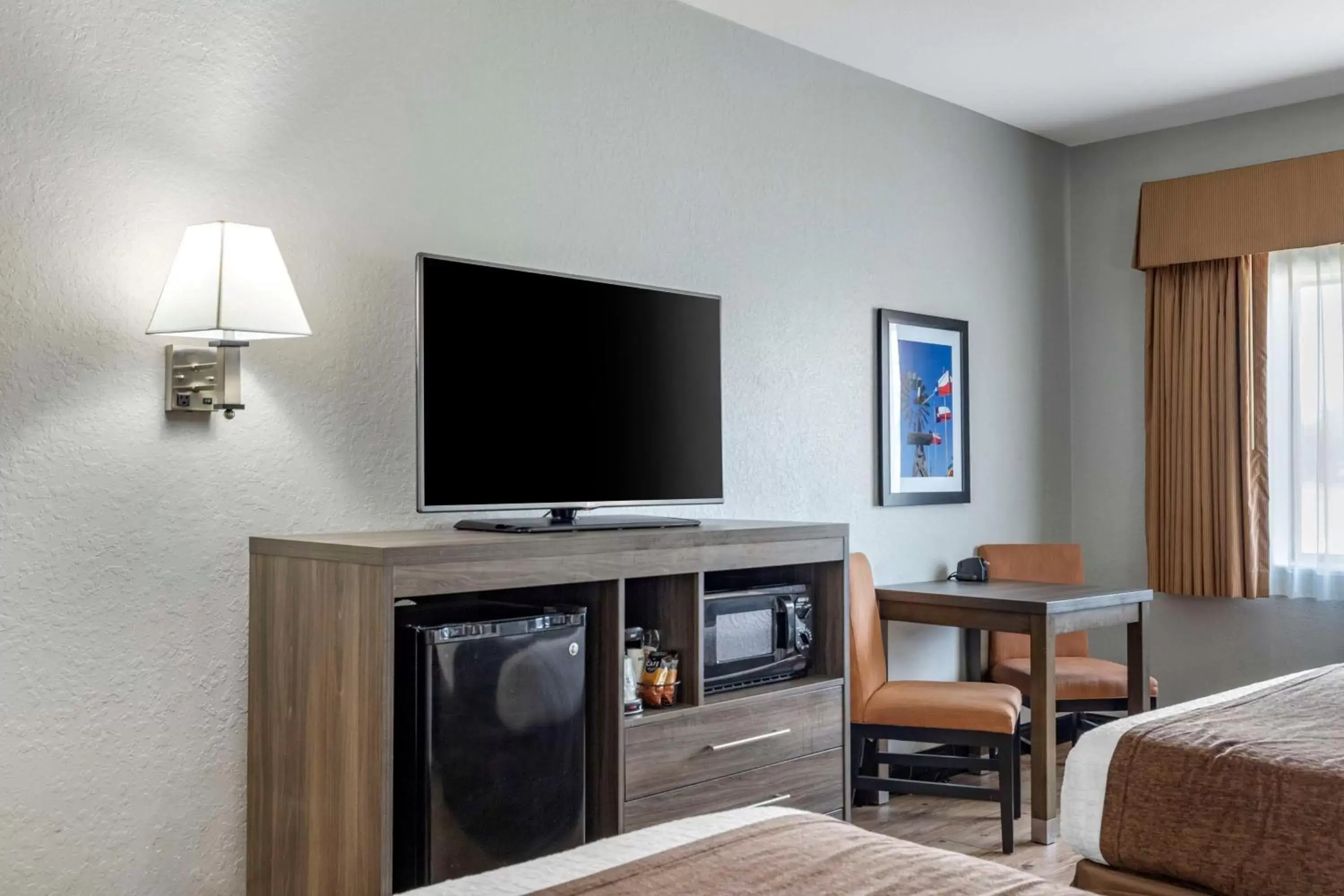 Bedroom, TV/Entertainment Center in Best Western PLUS Victoria Inn & Suites
