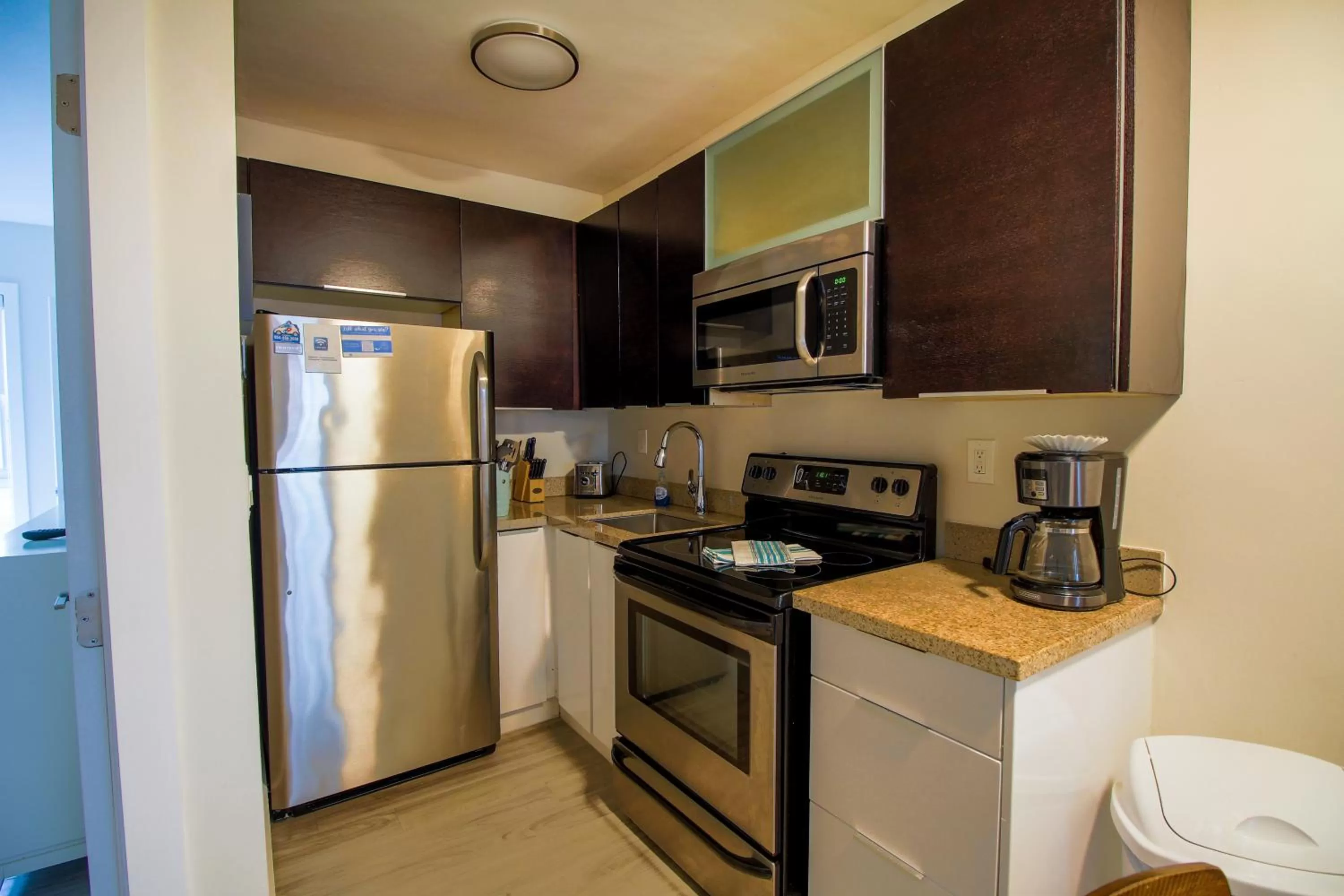 Kitchen or kitchenette in Shore View Hotel