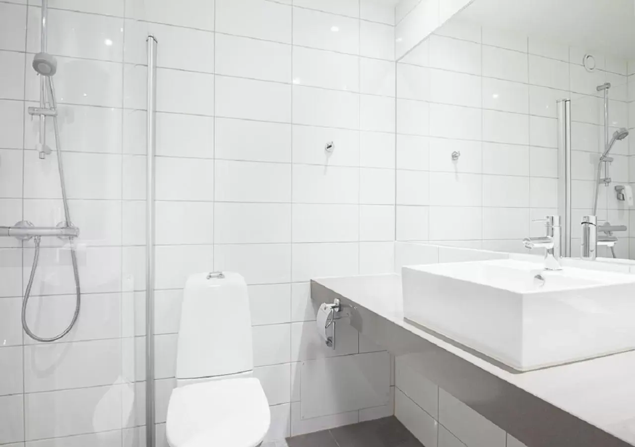 Shower, Bathroom in Quality Hotel Winn