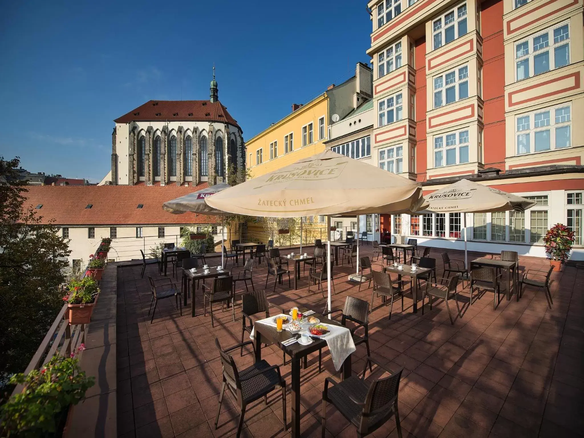 Restaurant/places to eat in EA Hotel Julis