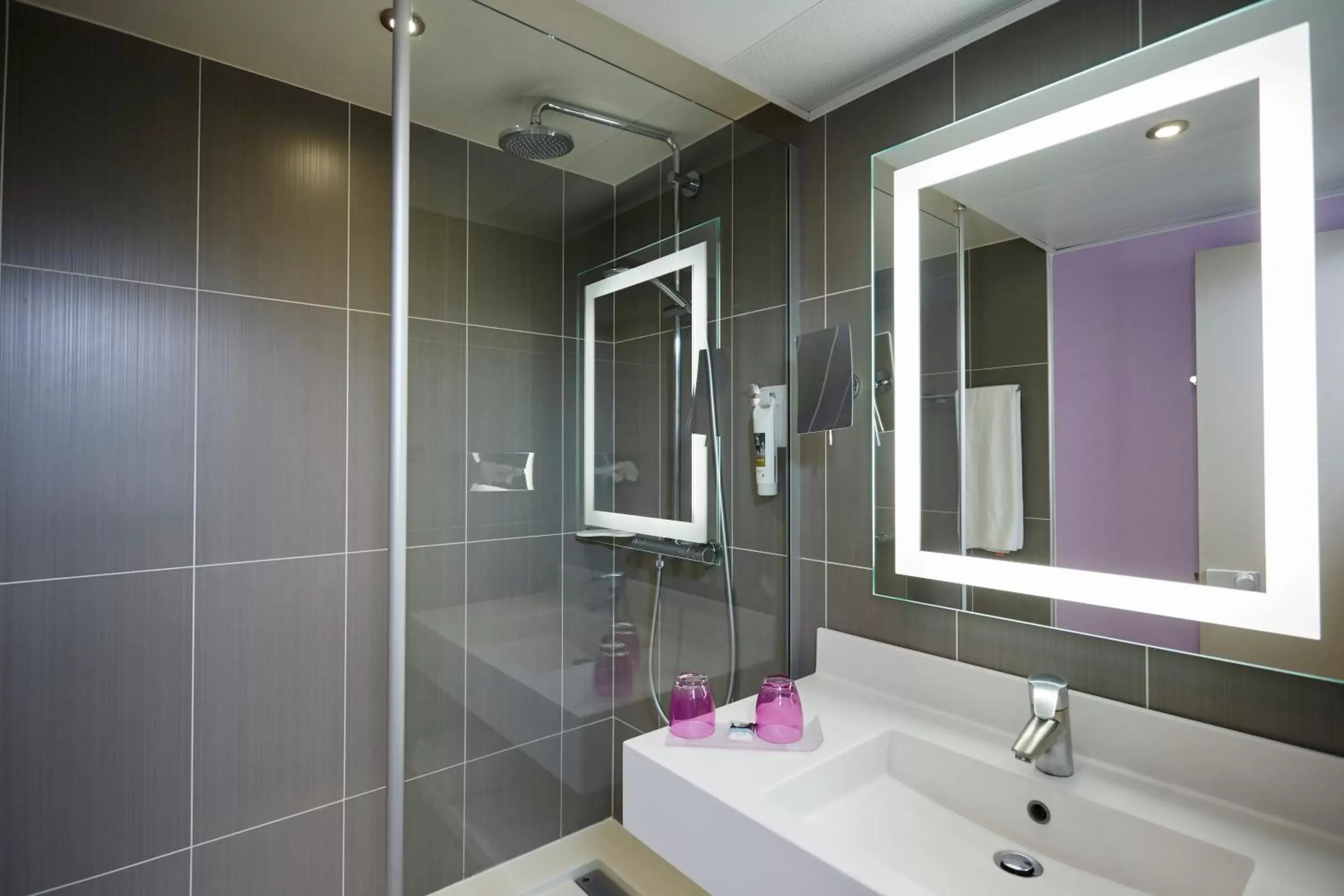 Shower, Bathroom in Mercure Arras Centre Gare