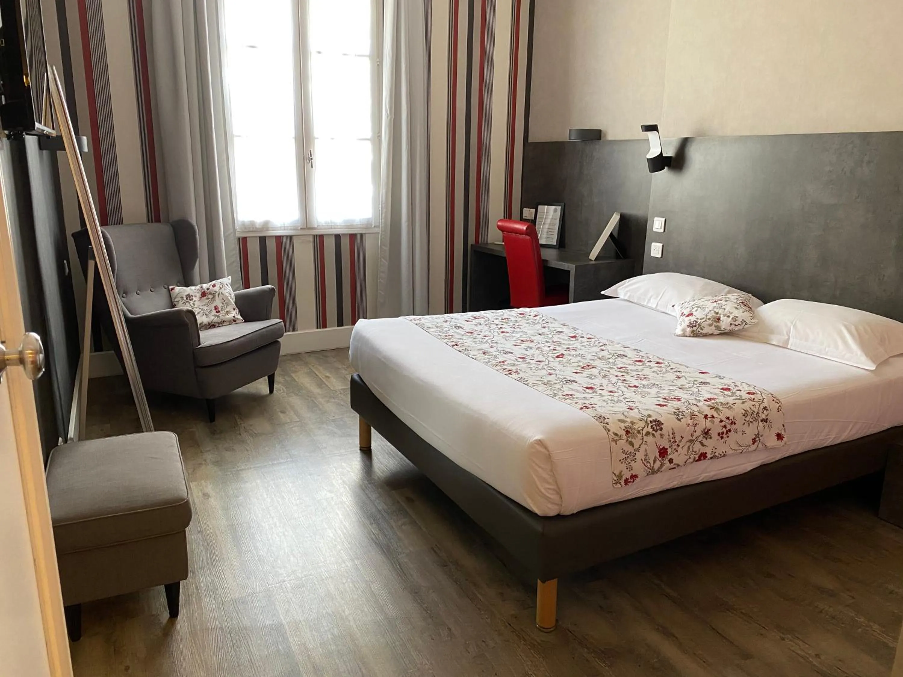 Photo of the whole room, Bed in Hotel Colbert