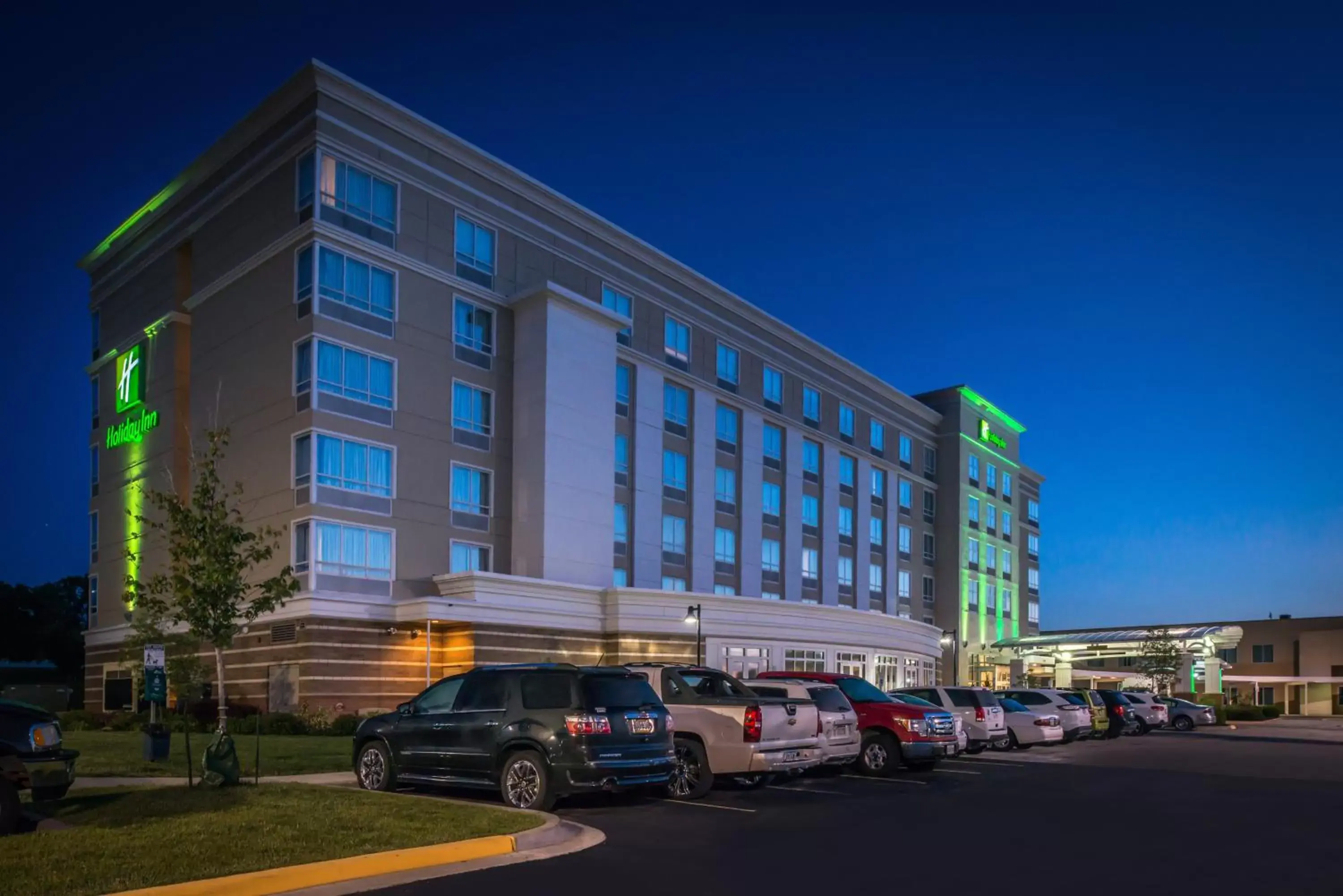 Property building in Holiday Inn Kansas City Airport by IHG Property building in Holiday Inn Kansas City Airport by IHG