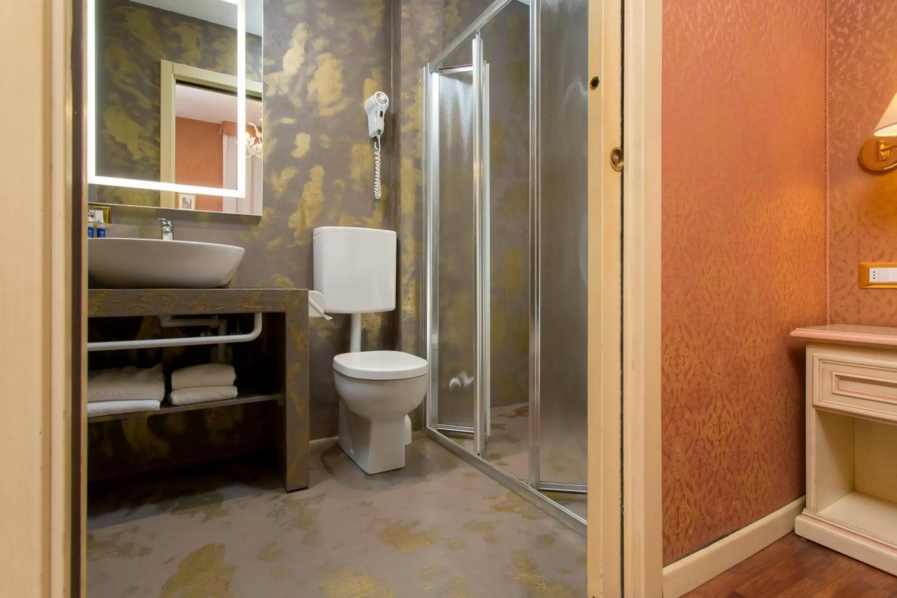 Shower, Bathroom in Hotel Conterie