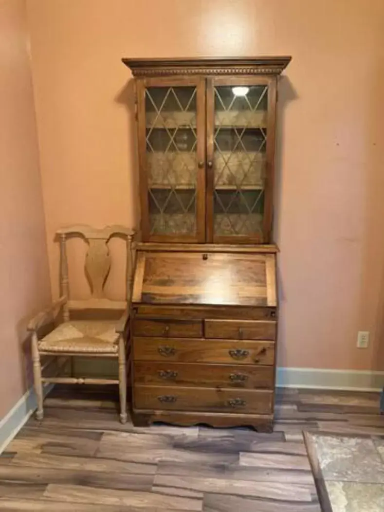 wardrobe in Goldsmith's River Front Inn