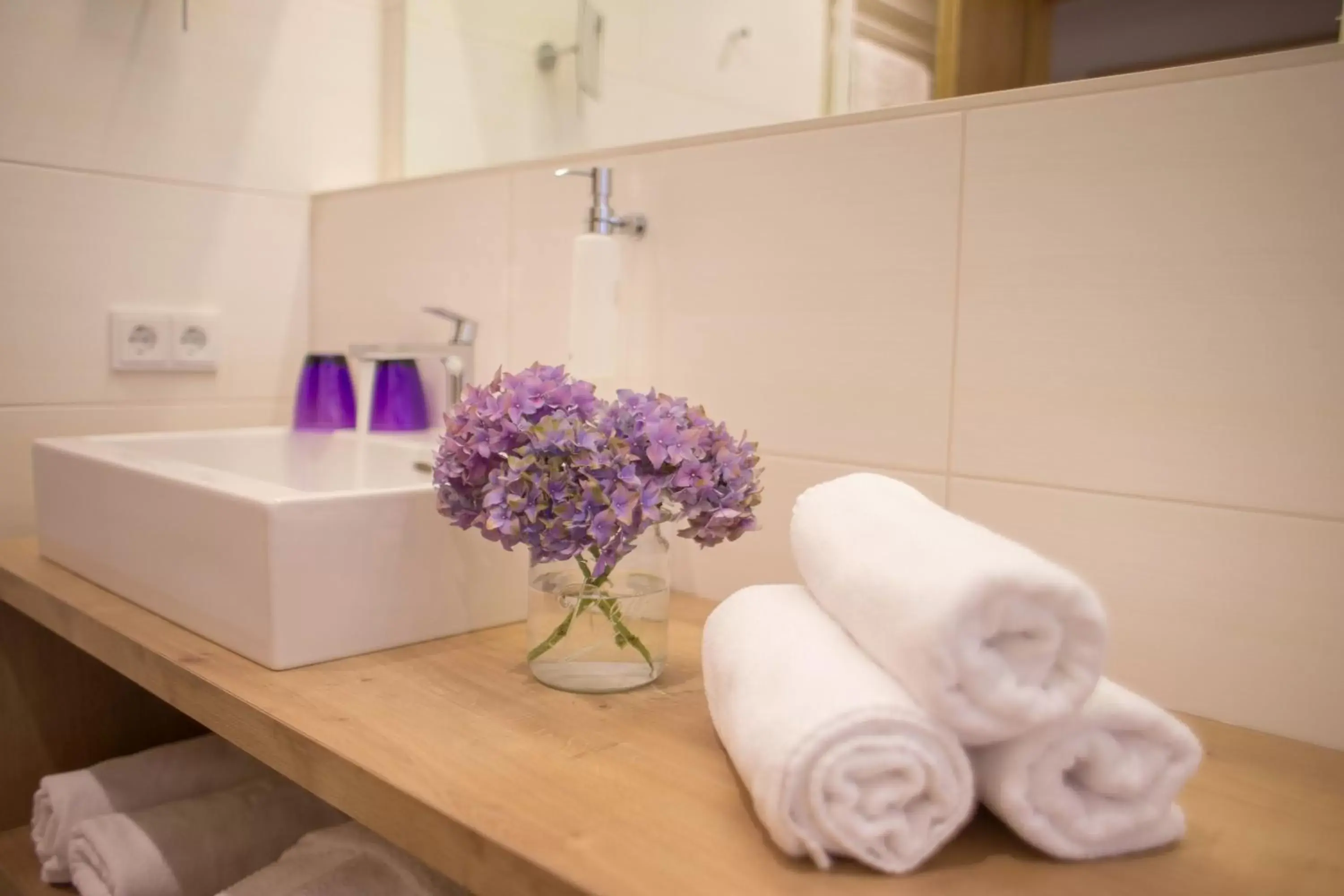 Deluxe Two-Bedroom Suite with Balcony in Hotel Stadt Wien Deluxe Two-Bedroom Suite with Balcony in Hotel Stadt Wien