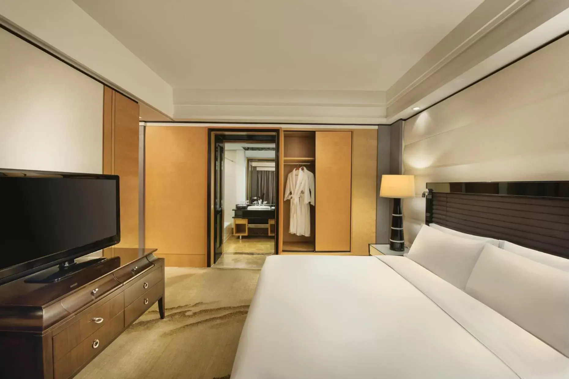 Bedroom, TV/Entertainment Center in Crowne Plaza Chengdu City Center, an IHG Hotel