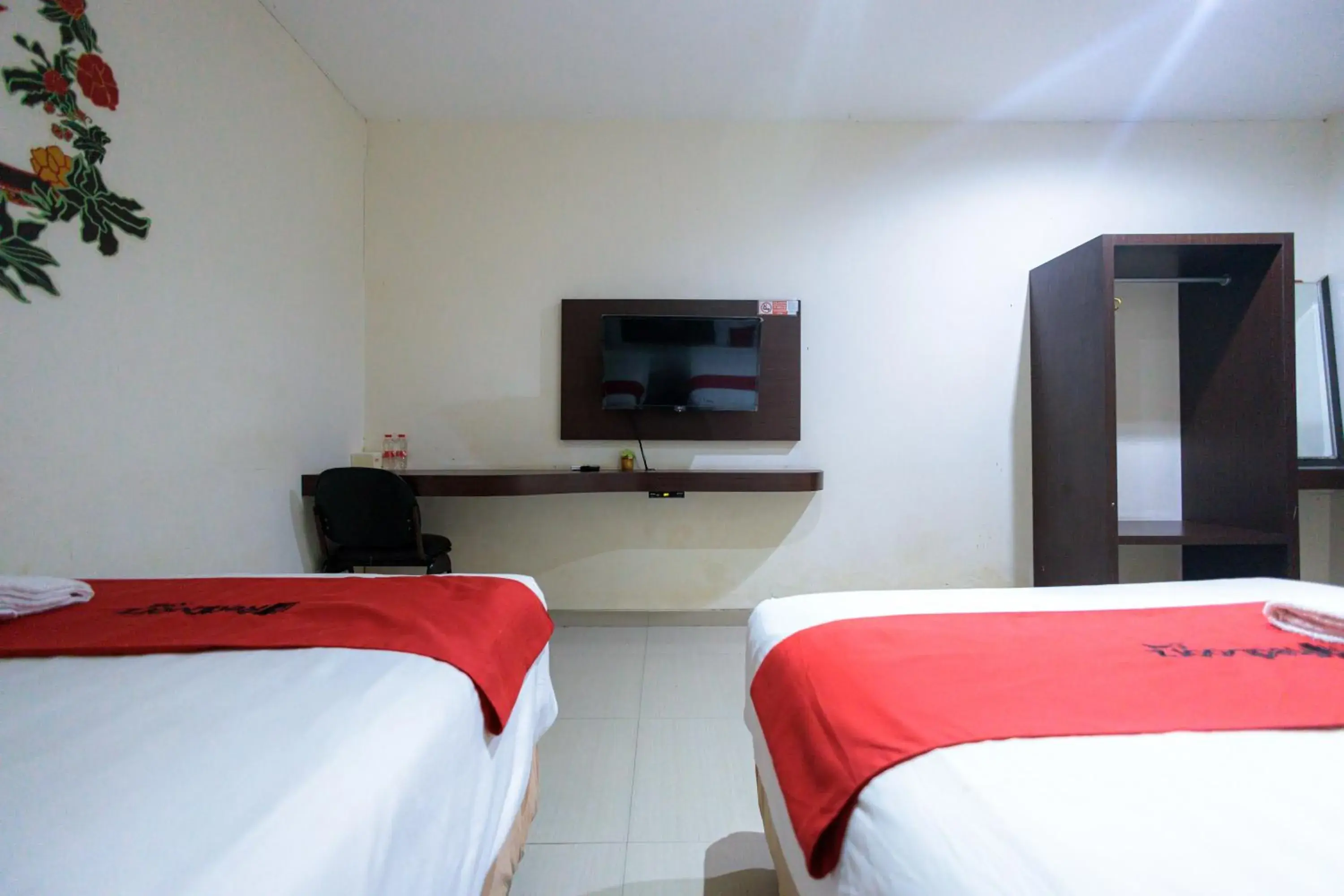 Bedroom, Bed in RedDoorz @ Kutisari Surabaya