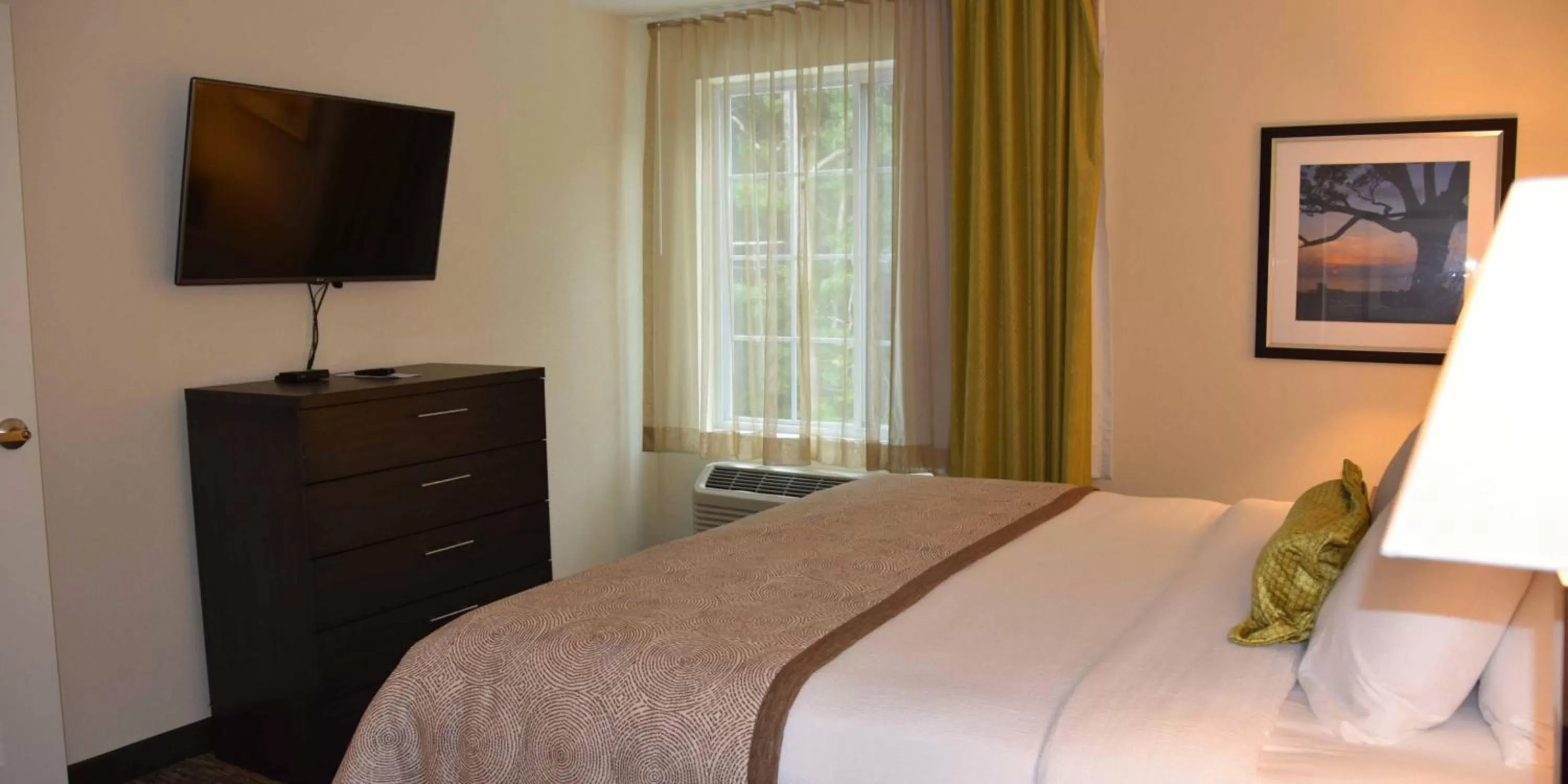 Photo of the whole room, Bed in Candlewood Suites Pearl by IHG