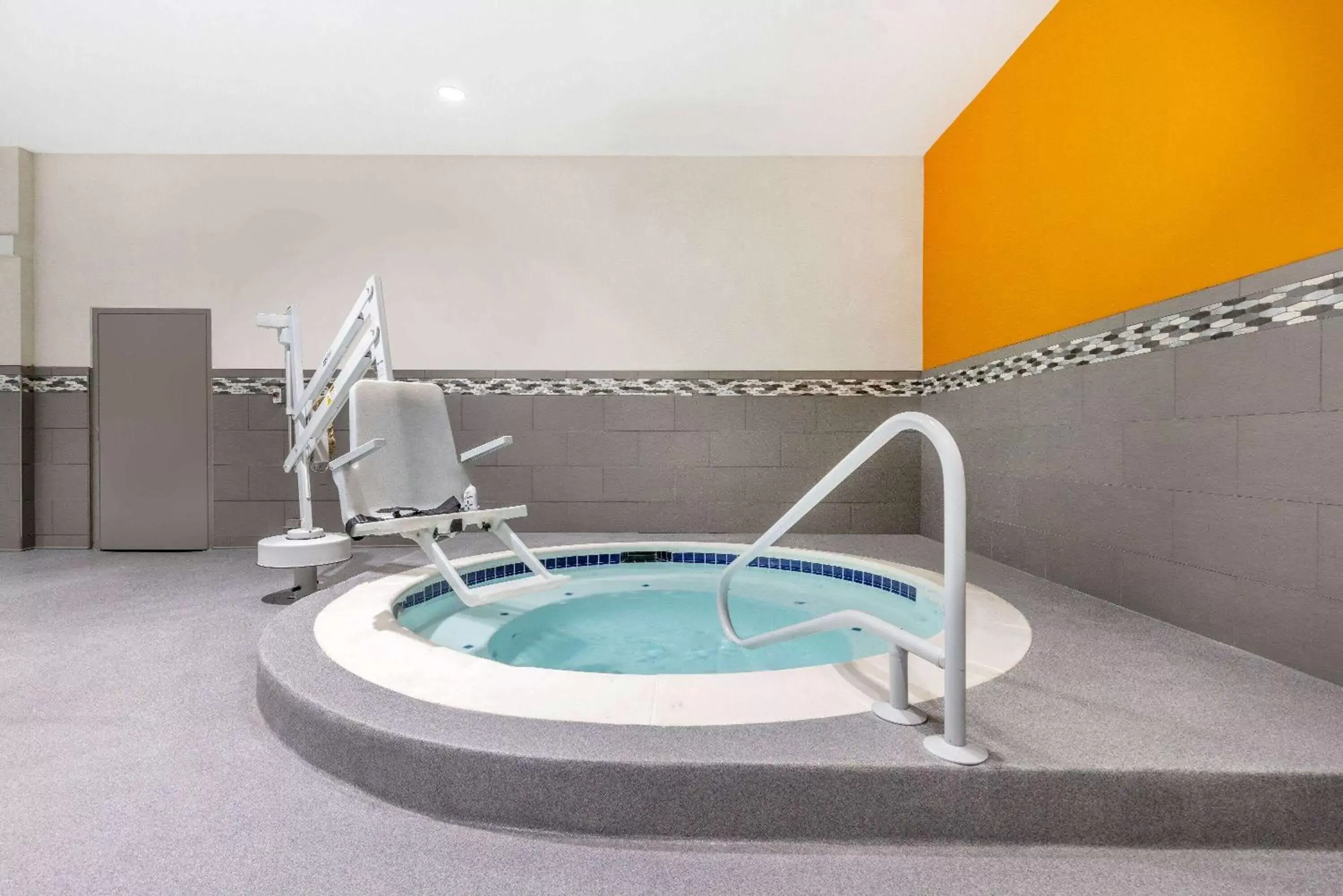 Hot Tub, Swimming Pool in La Quinta Inn by Wyndham Lynnwood