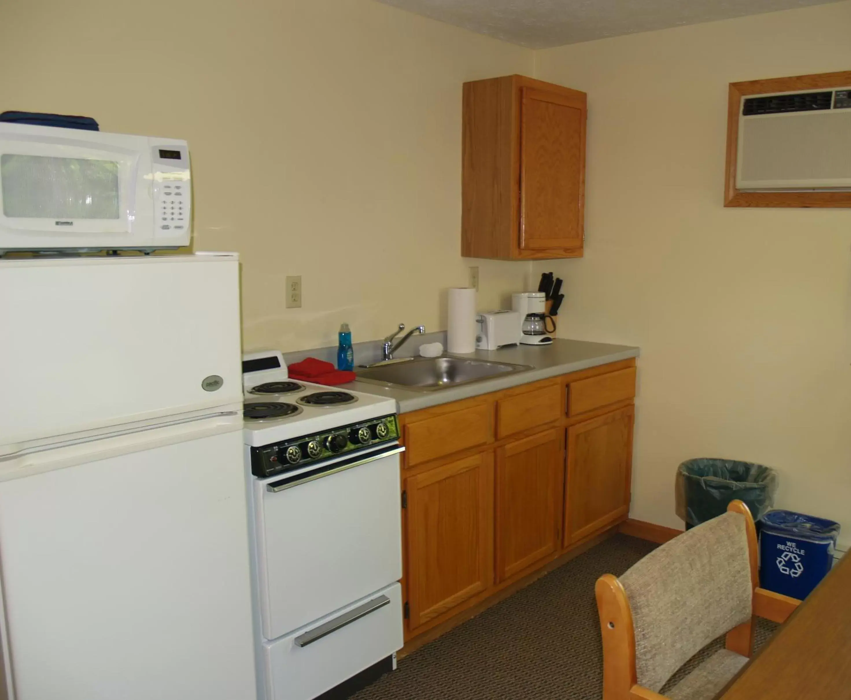 Kitchen or kitchenette, Kitchen/Kitchenette in Wilson Lake Inn