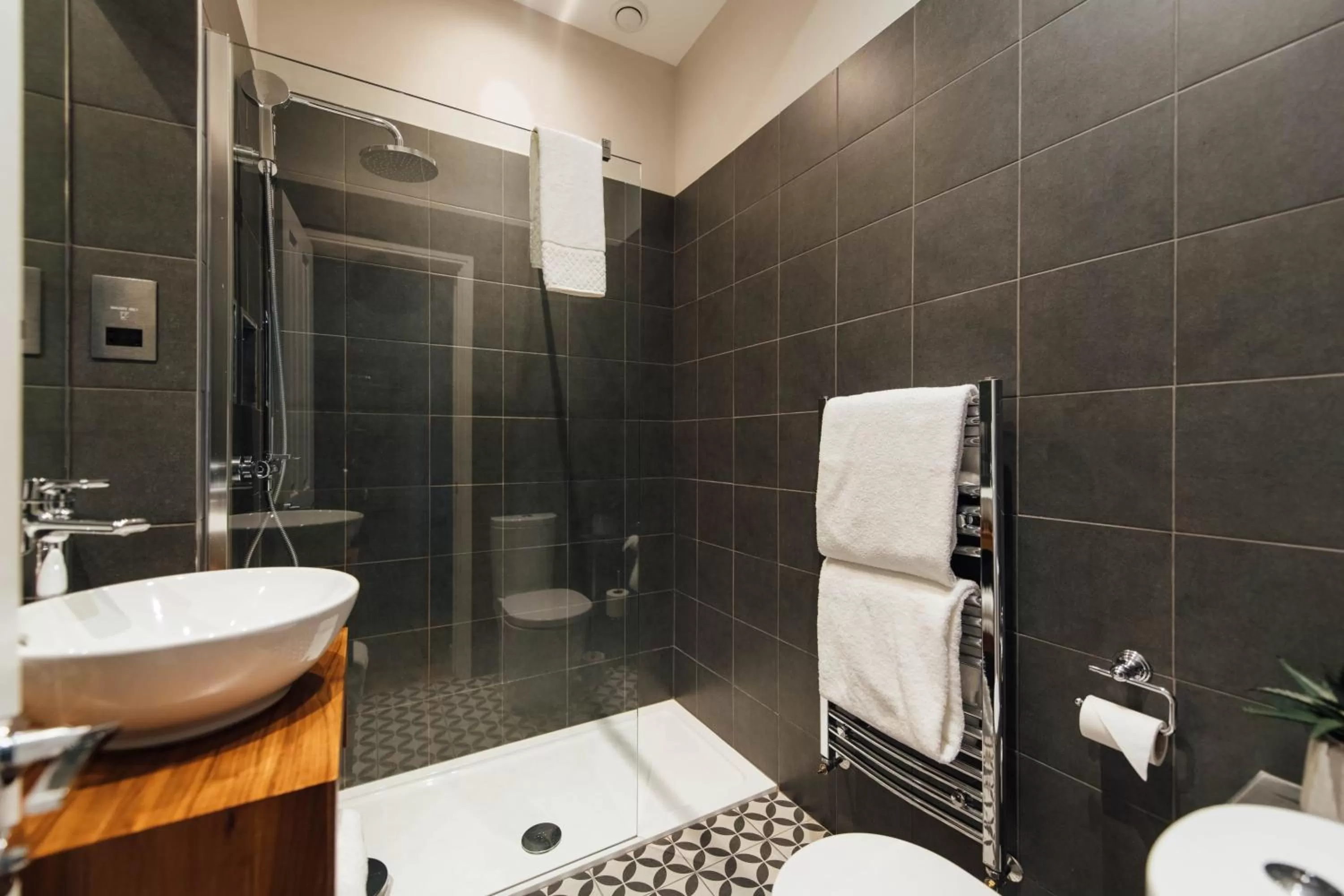 Shower in The Fox at Willian