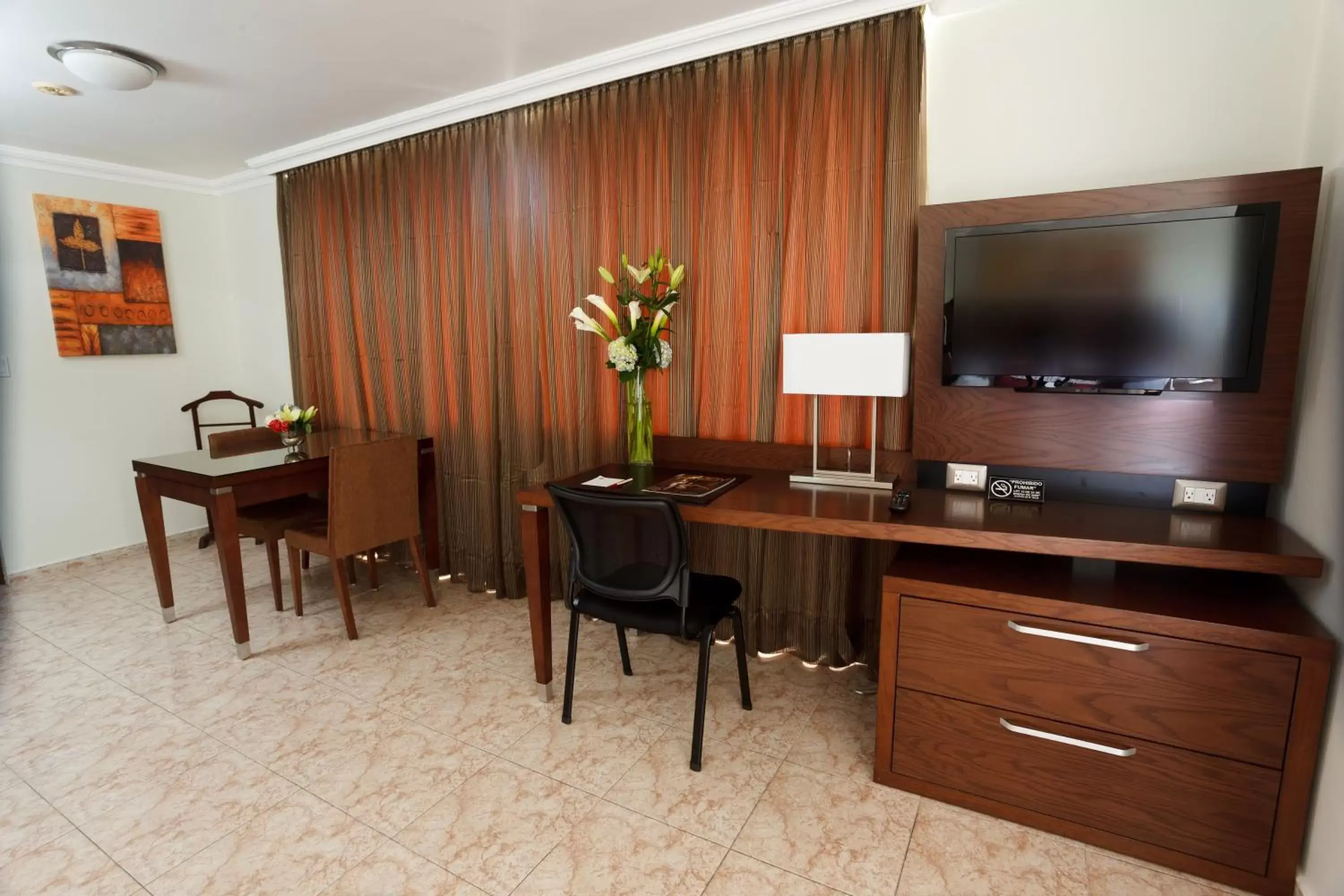 Living room, TV/Entertainment Center in Hotel Coral Suites
