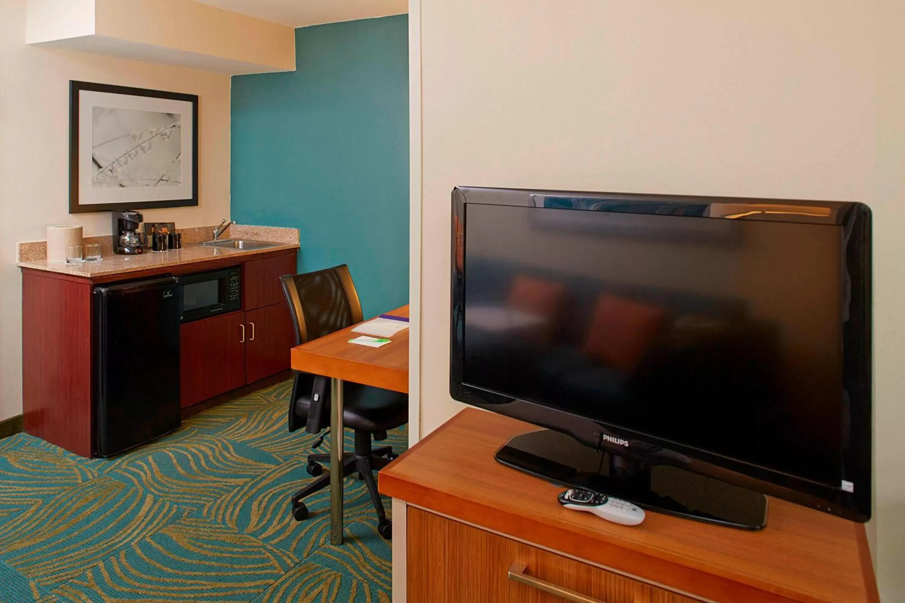 Kitchen or kitchenette, TV/Entertainment Center in SpringHill Suites by Marriott Atlanta Six Flags