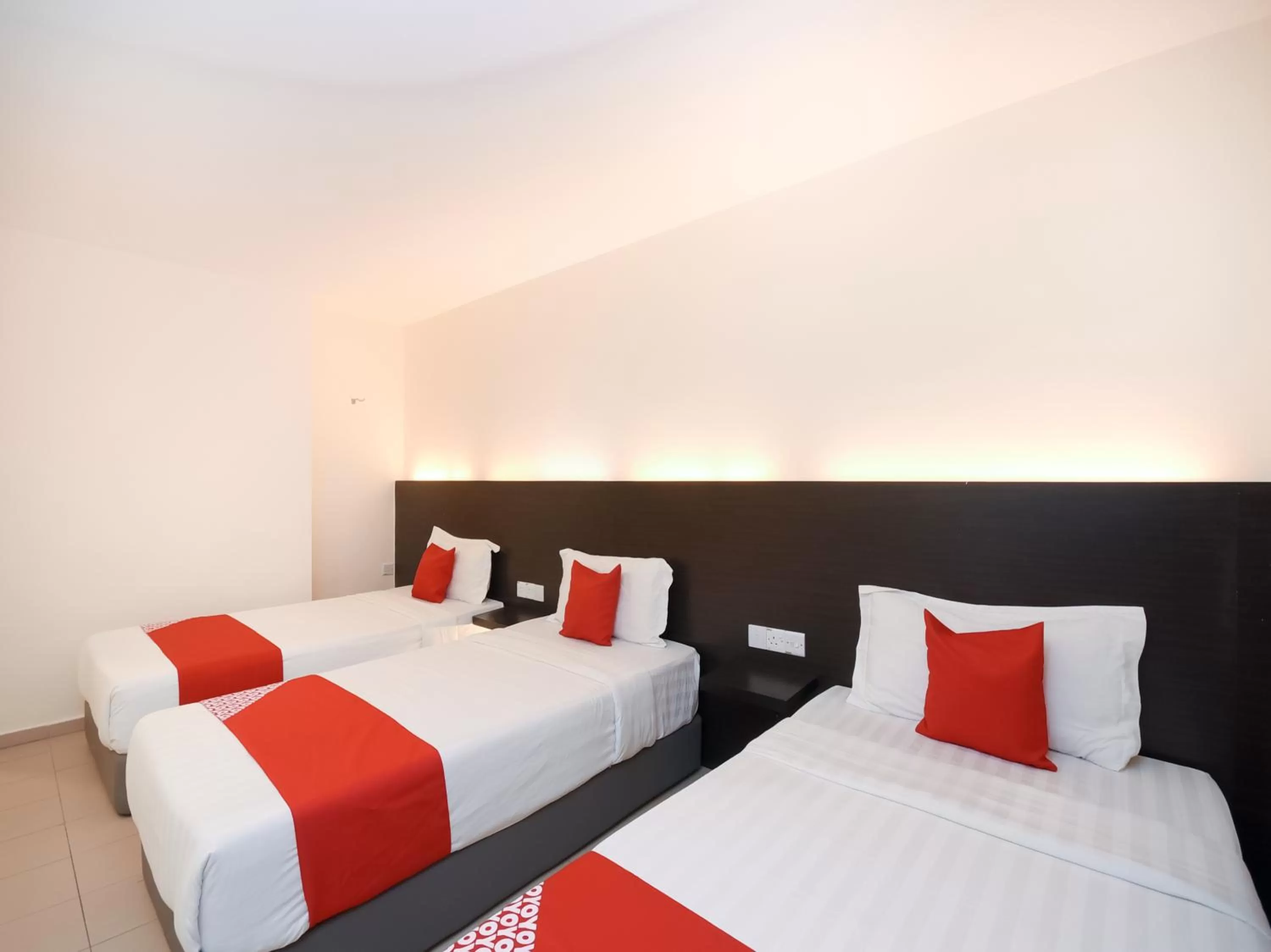 Bedroom, Bed in Kenyalang Suite