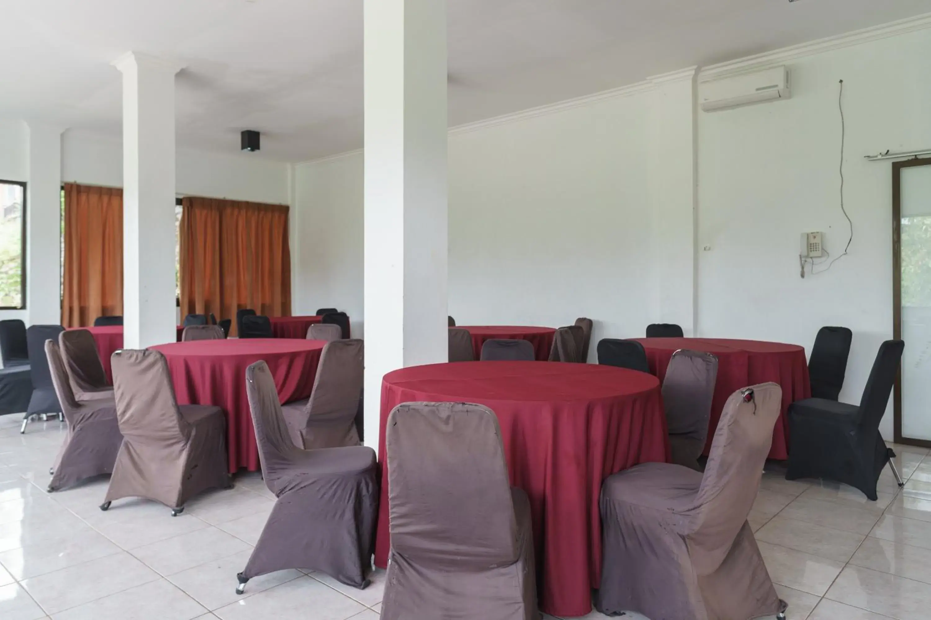 Banquet Facilities in RedDoorz Plus at Hotel Negeri Baru Lodaya Puncak