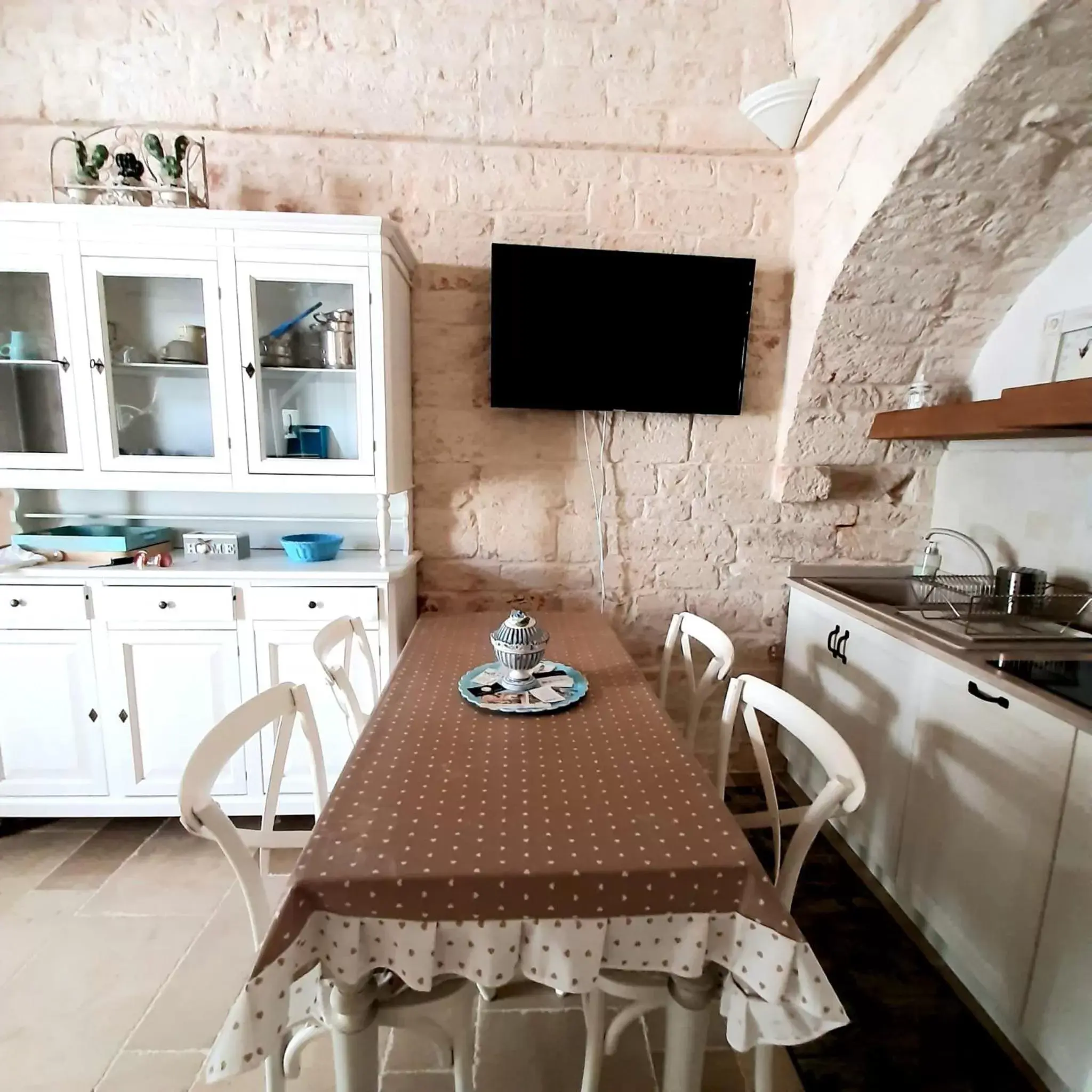 Dining Area in Trulli Antichi Mestieri - Widespread Trulli in the historic center