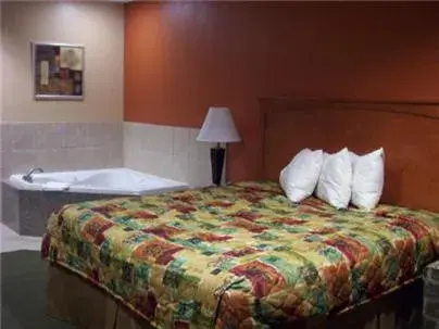 Hot Tub, Bed in Budgetel Inn and Suites