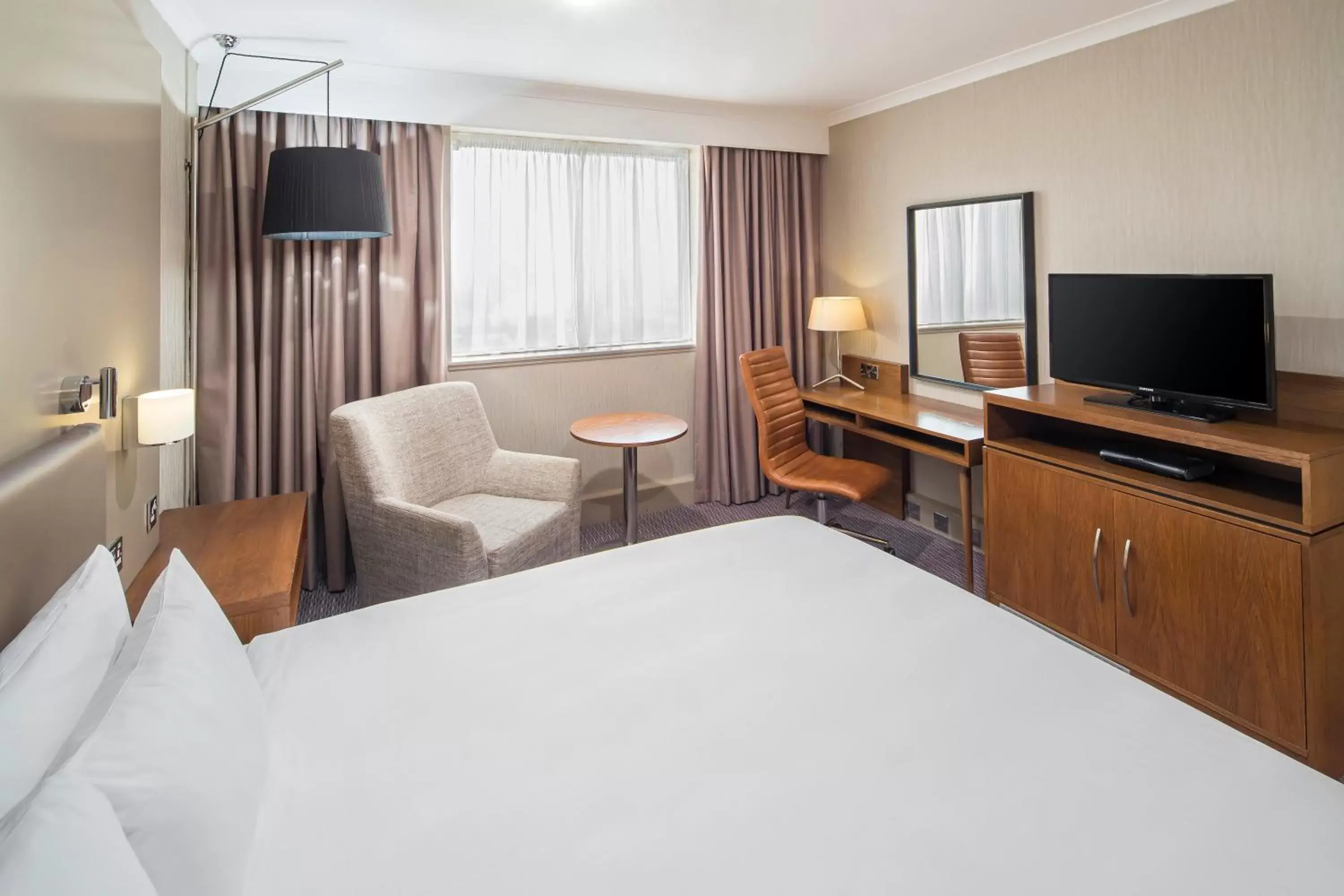 Bed, TV/Entertainment Center in Crowne Plaza Glasgow, an IHG Hotel