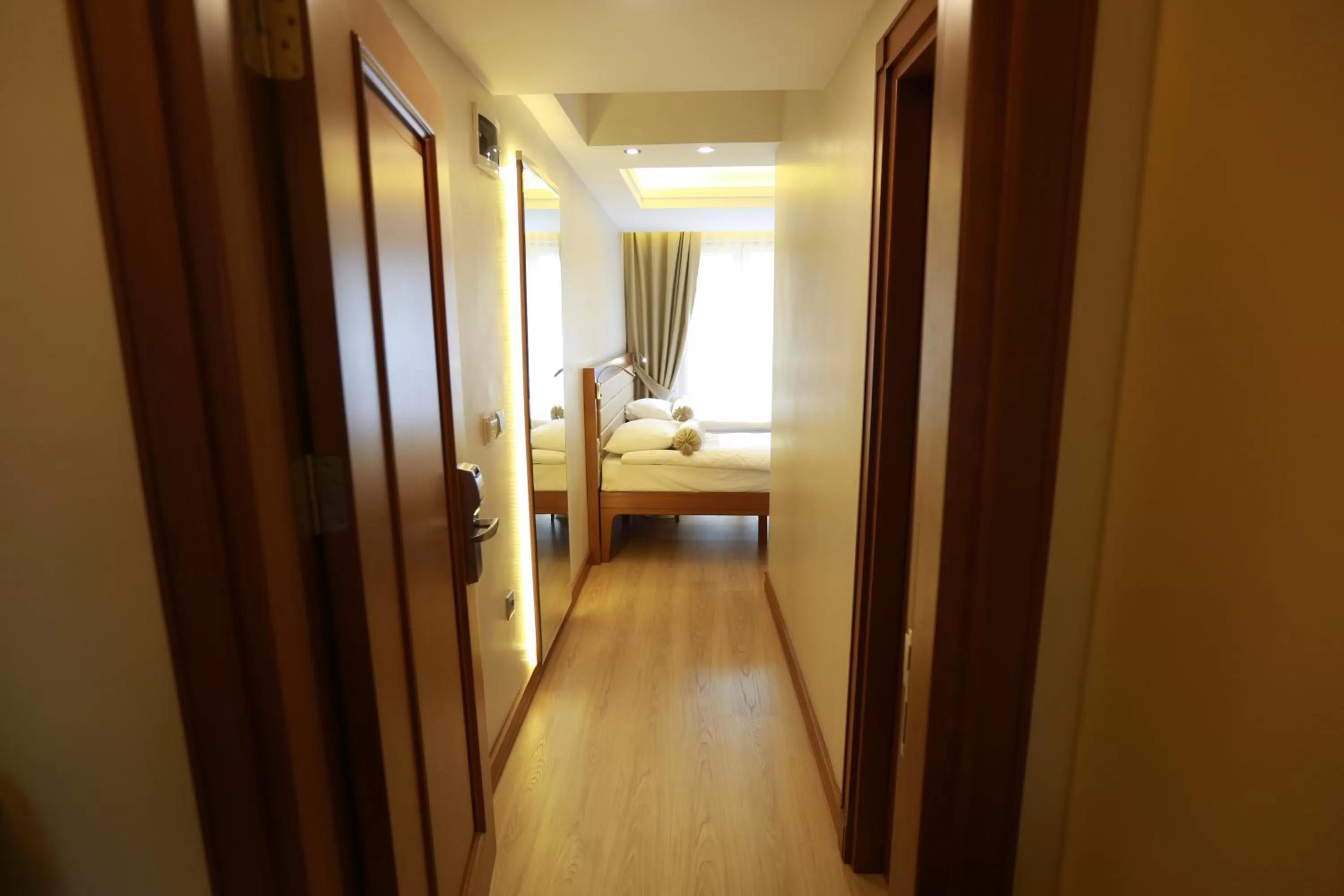 Photo of the whole room, Bed in Sirkeci Park Hotel