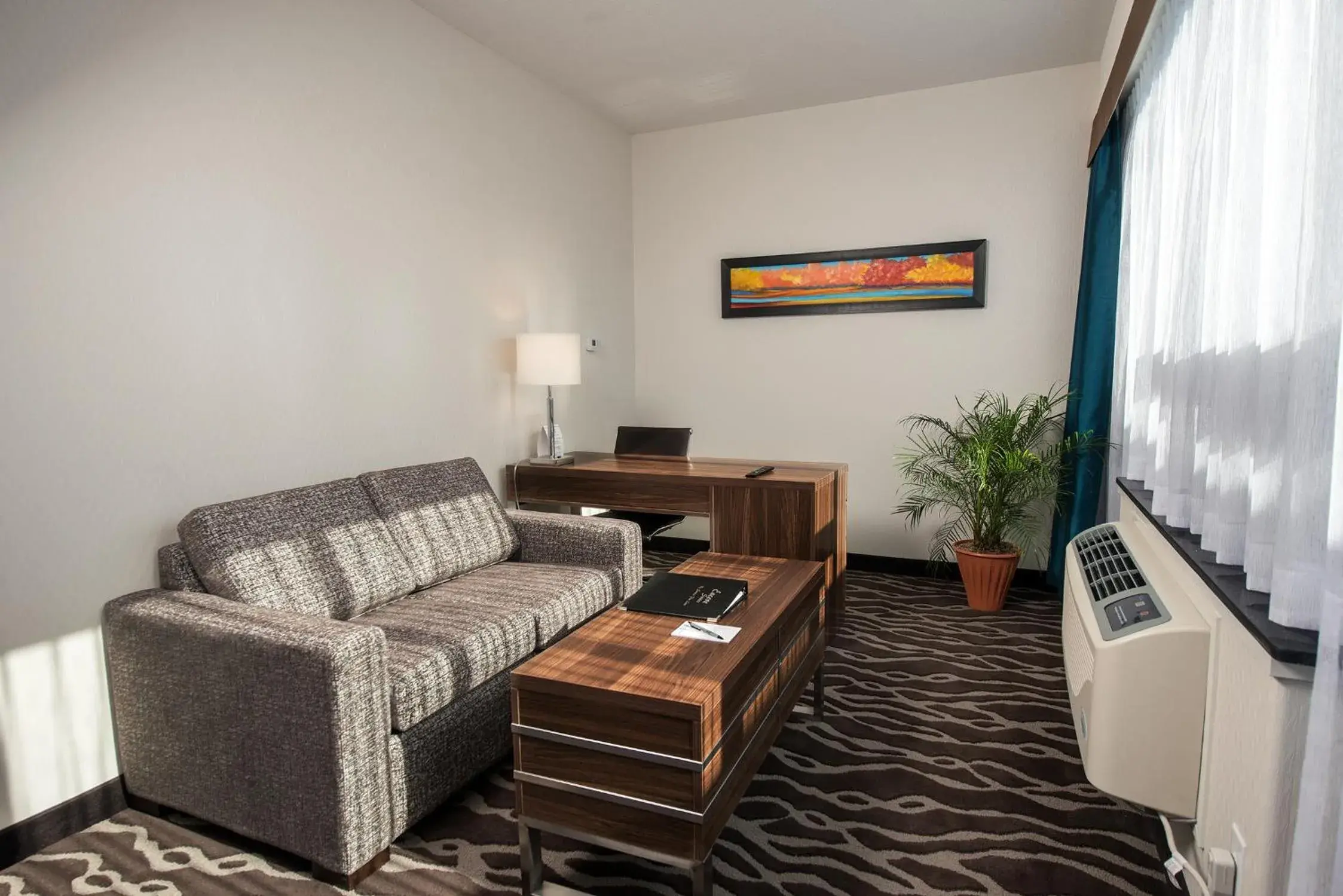 Living room, Lounge/Bar in Encore Suites by Service Plus Inns