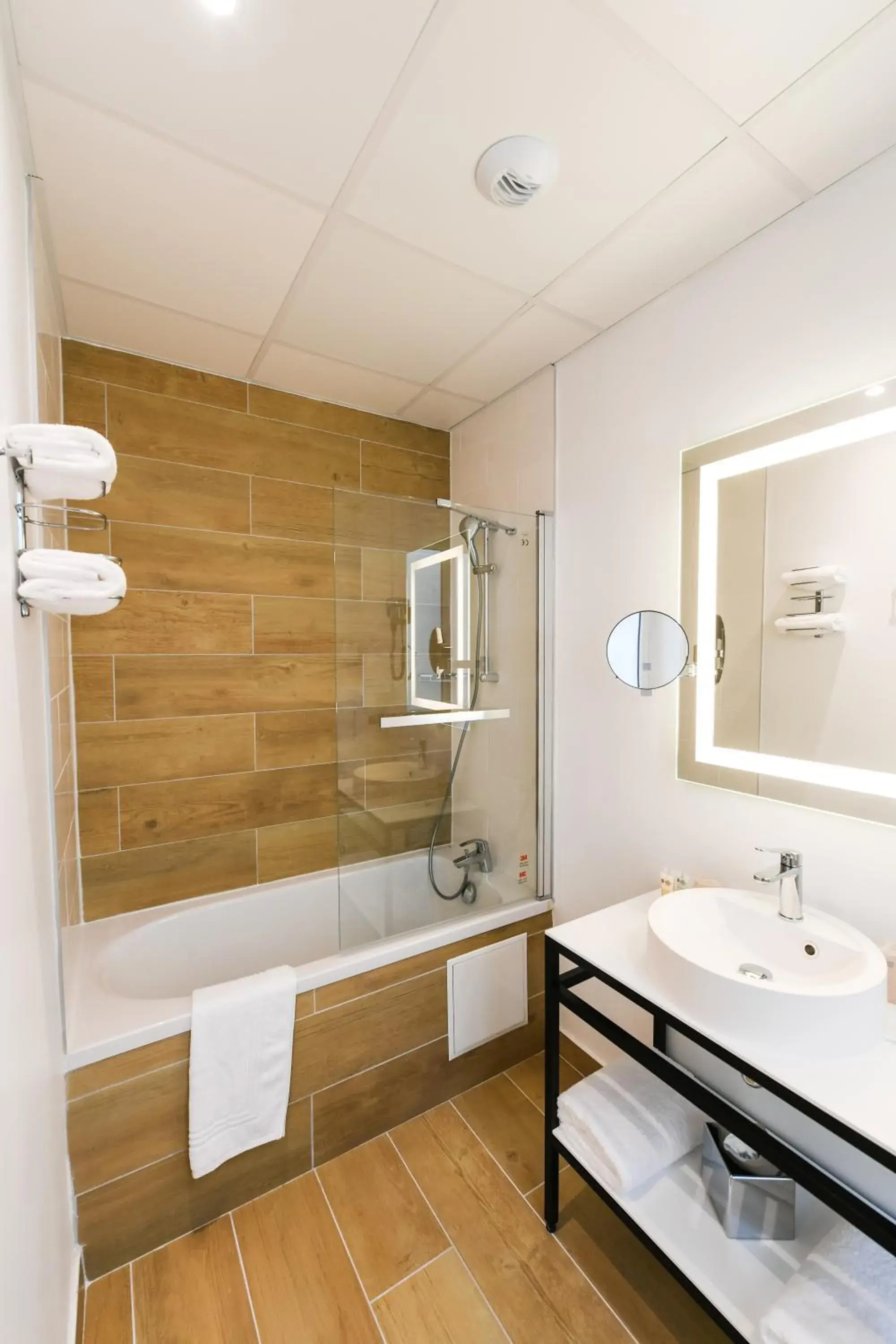 Bathroom in Best Western Plus Le Havre Centre Gare