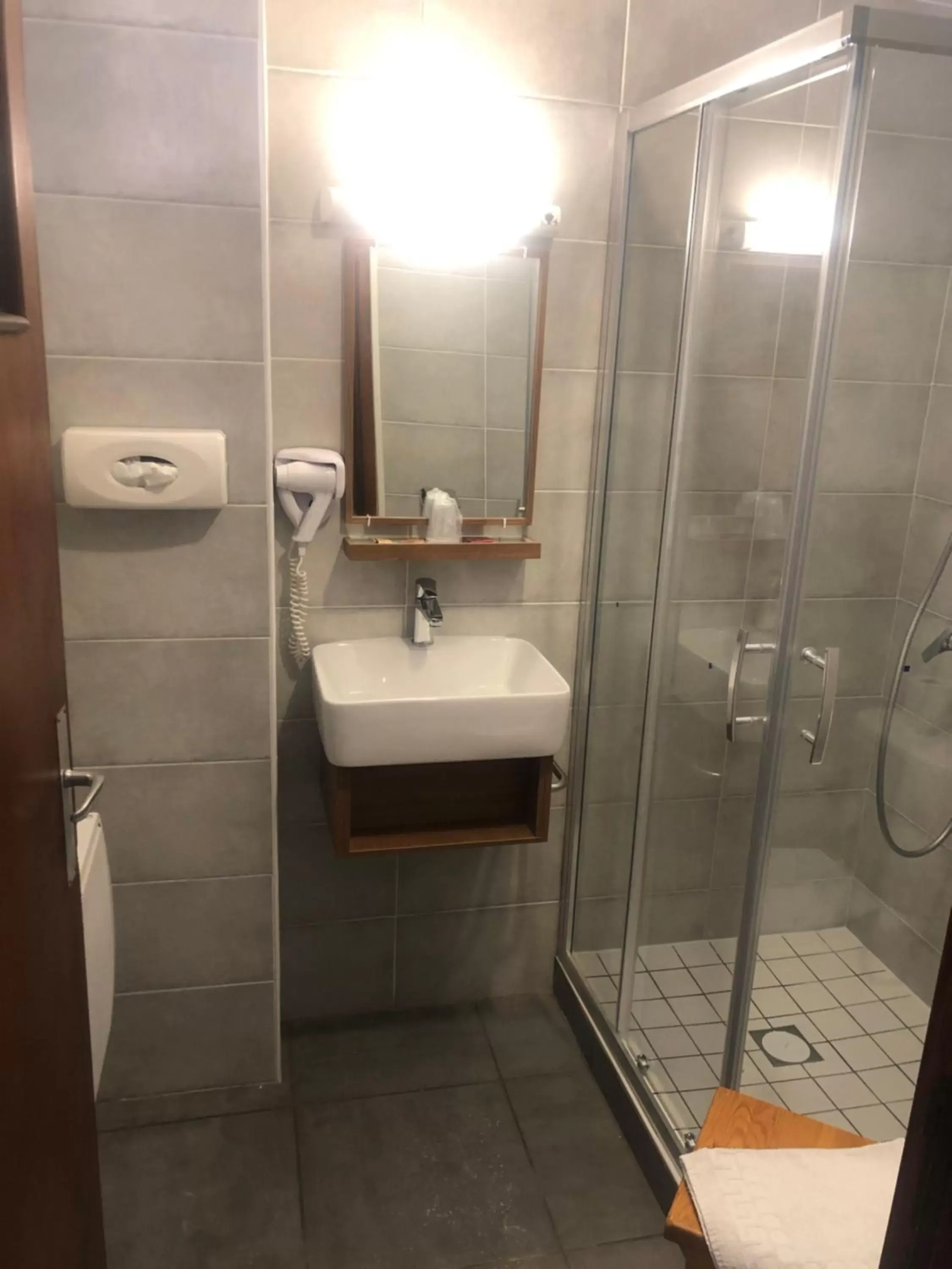 Shower, Bathroom in Hôtel Du Cheval Blanc