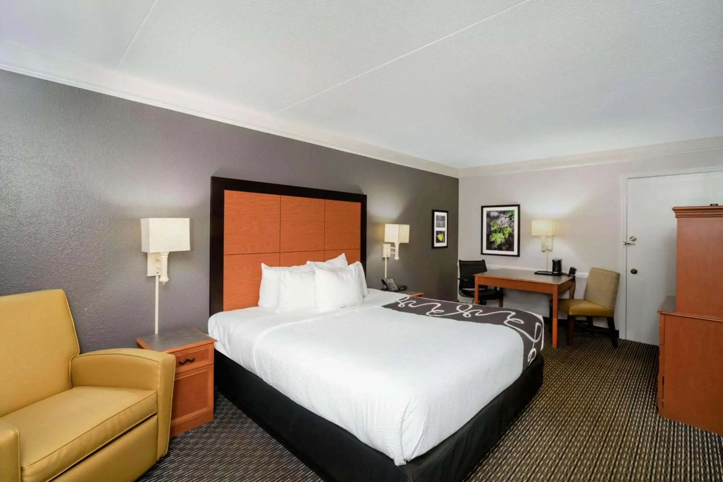 Photo of the whole room, Bed in La Quinta Inn by Wyndham Nashville South