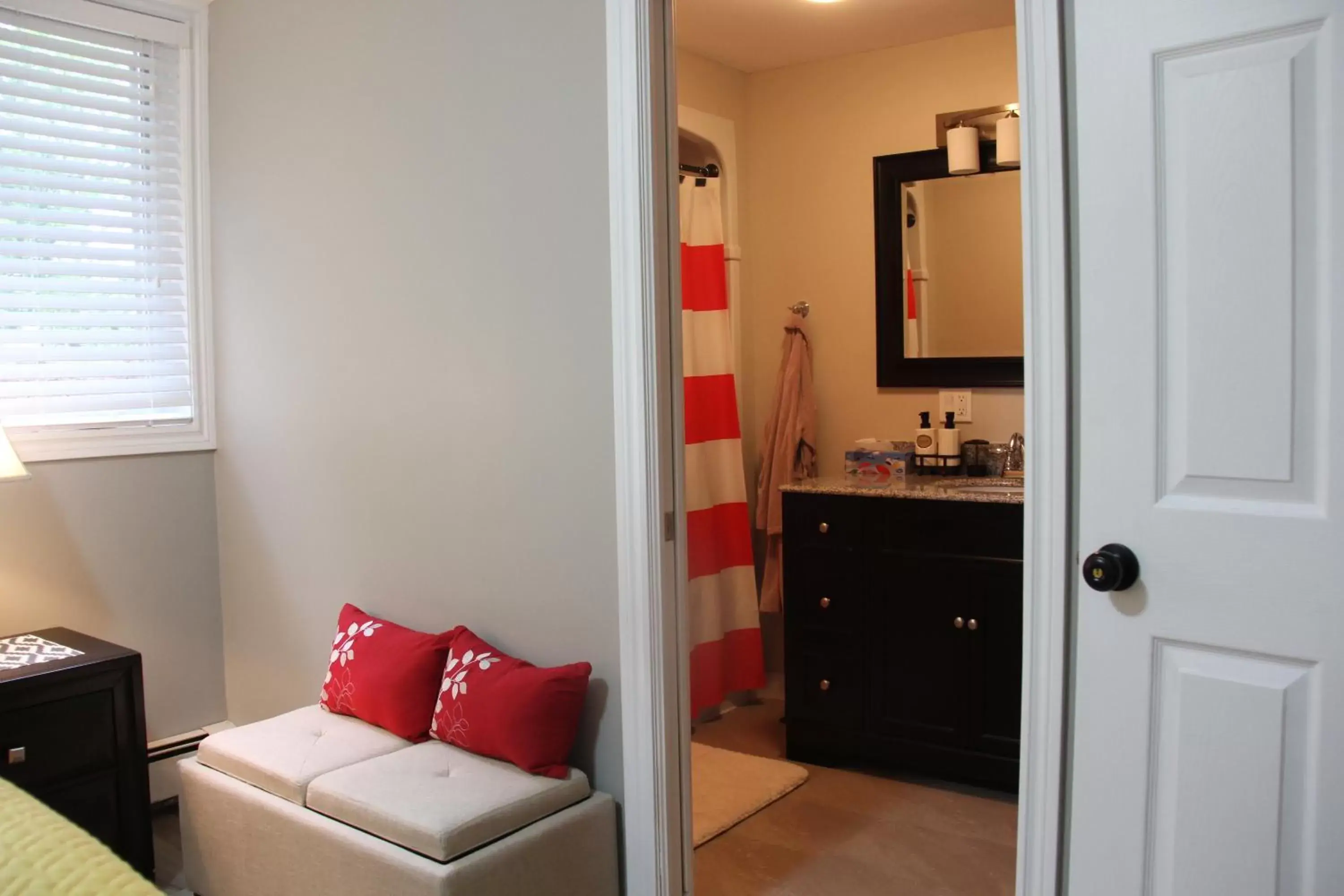 Bathroom, Seating Area in Serendib Bed and Breakfast