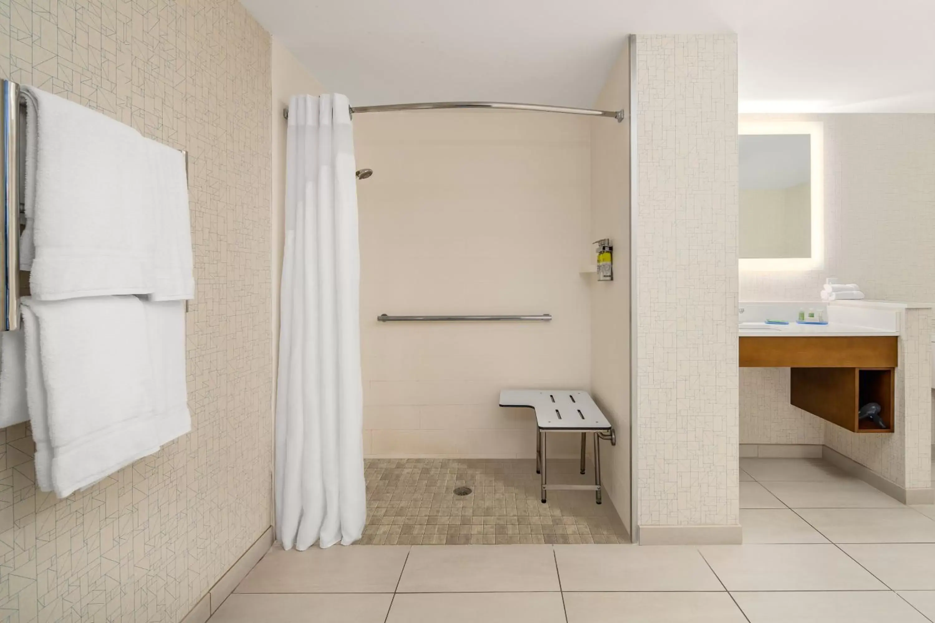Photo of the whole room, Bathroom in Holiday Inn Express Cruise Airport, an IHG Hotel