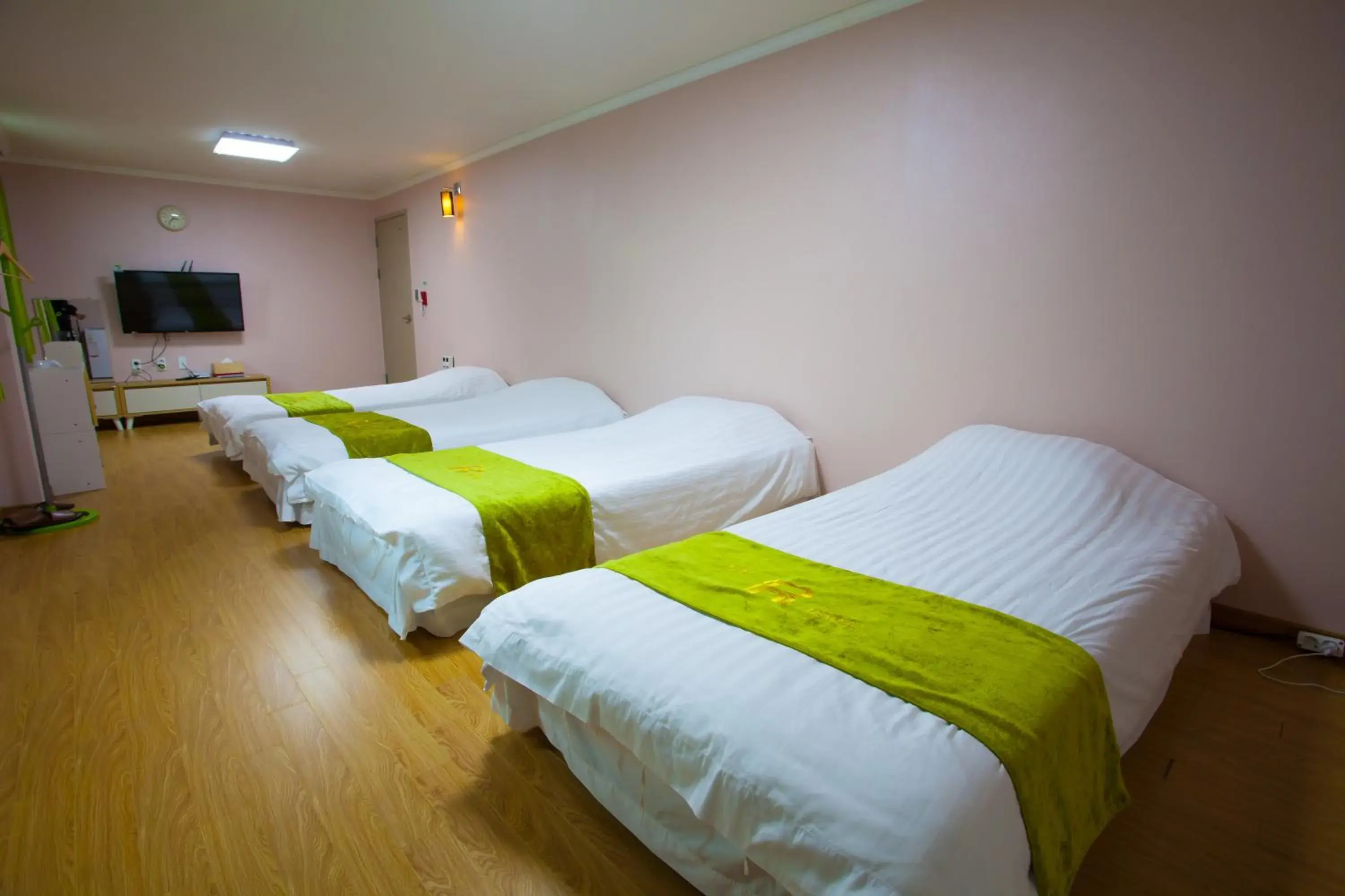 Photo of the whole room, Bed in Jeju R Guesthouse