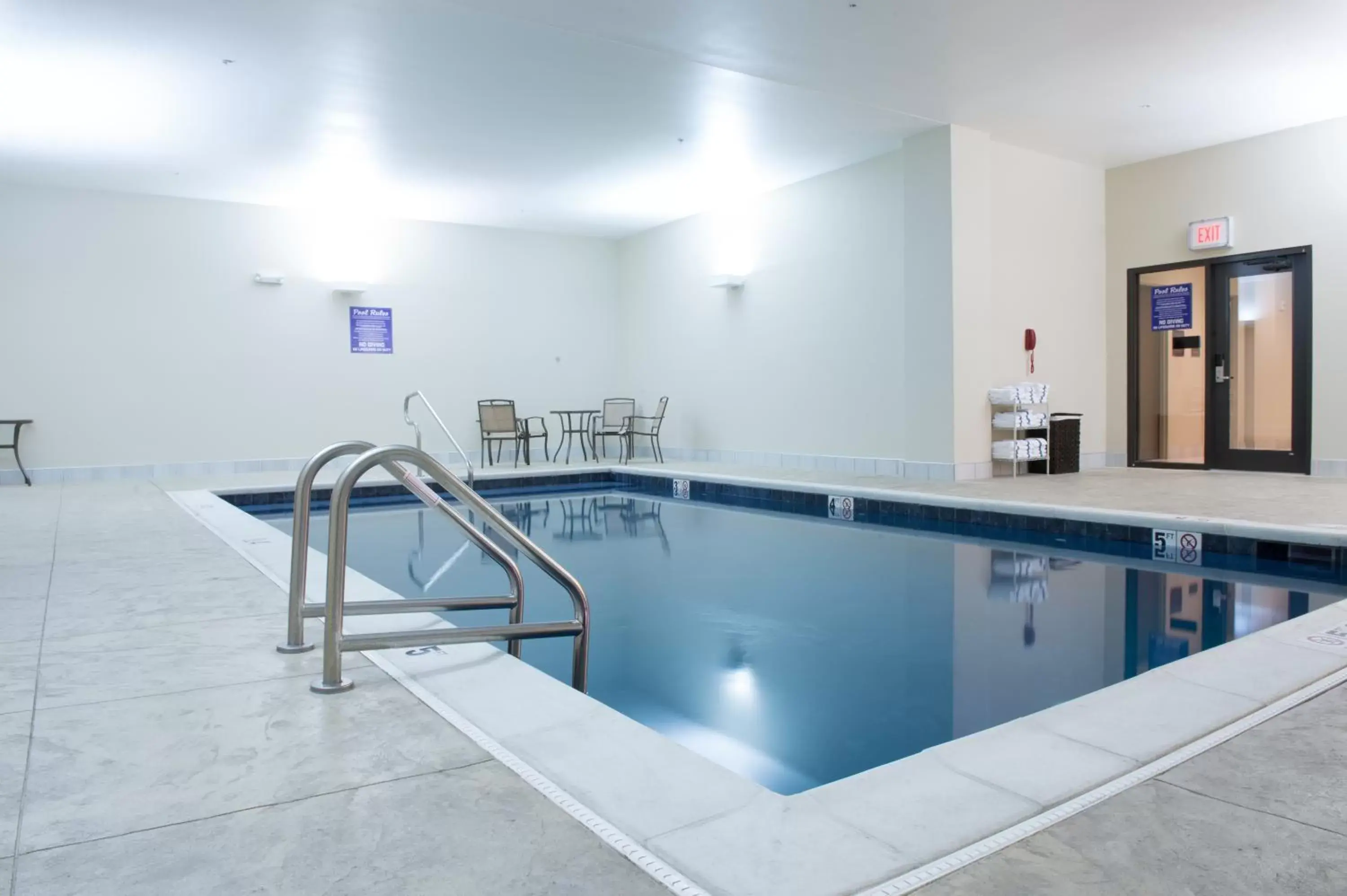 Swimming Pool in Bluemont Hotel