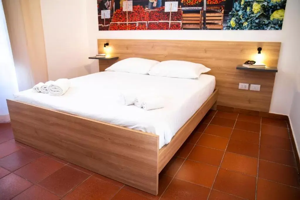 Bed in Ballaro' Hotel - Budget Room