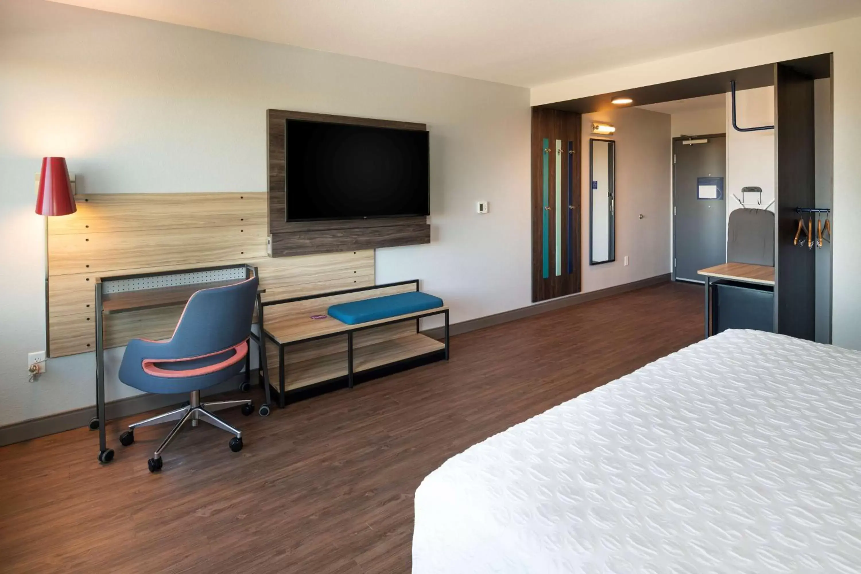 Bedroom, TV/Entertainment Center in Tru By Hilton Phoenix Glendale Westgate