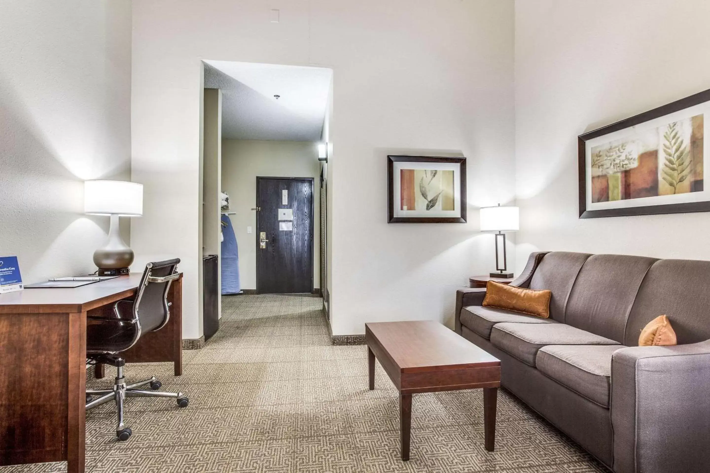 Photo of the whole room, Seating Area in Comfort Inn & Suites Love Field – Dallas Market Center