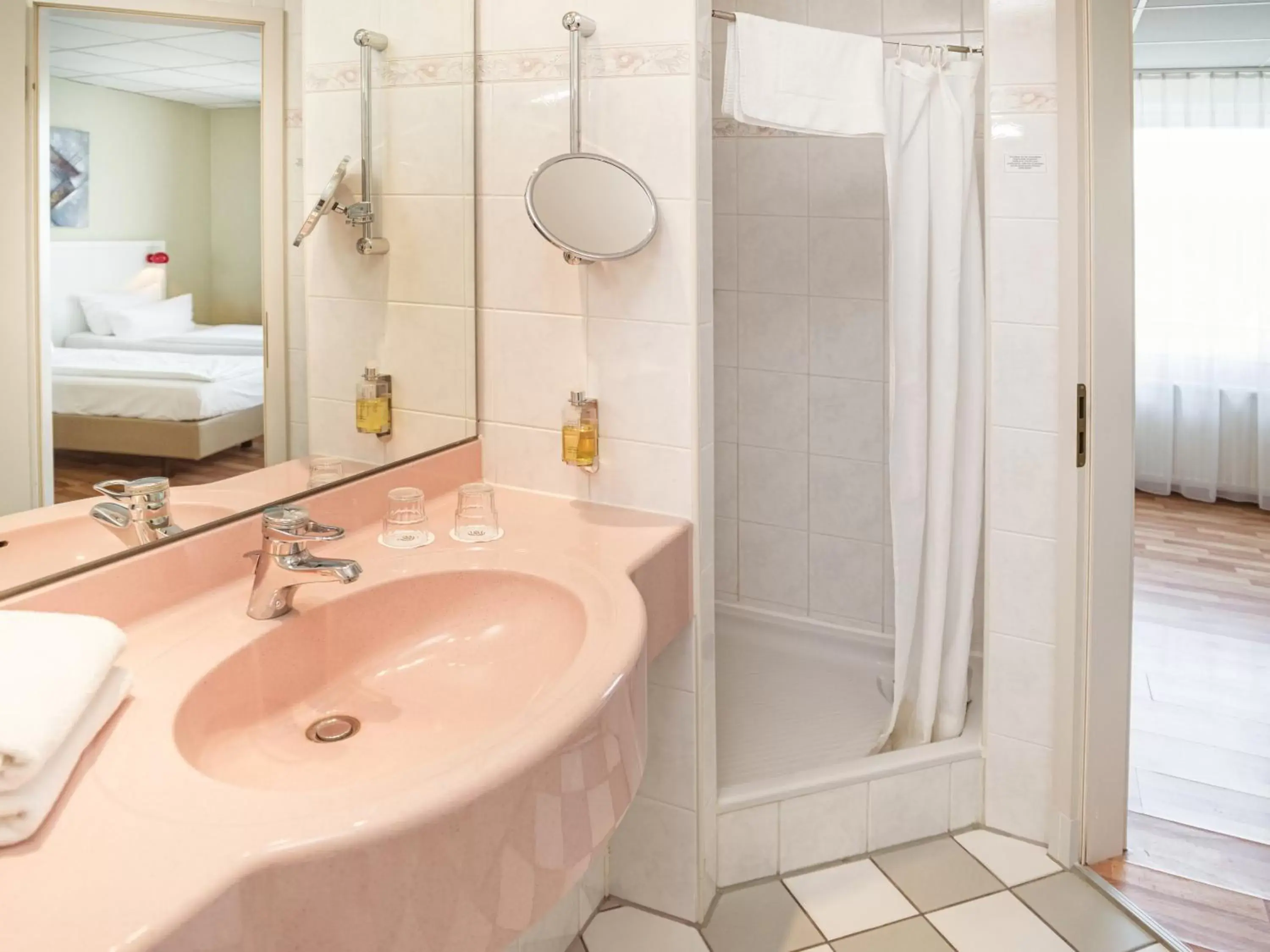 Shower, Bathroom in Hotel Am Schloss Köpenick Berlin By Golden Tulip