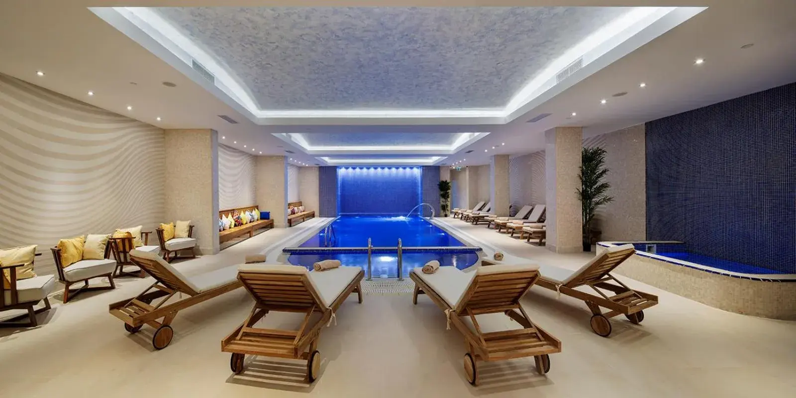 Swimming Pool in DoubleTree By Hilton Hotel Istanbul - Tuzla